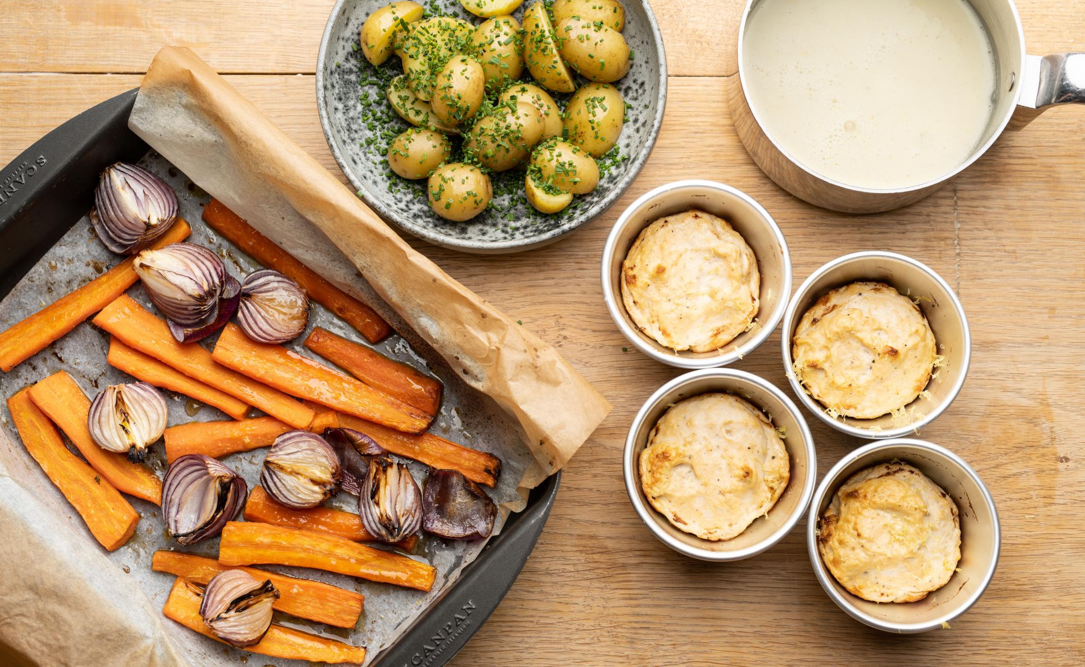 Bagt laksemousse med cremet citronsauce og estragonbagte gulerødder og stegte kartofler