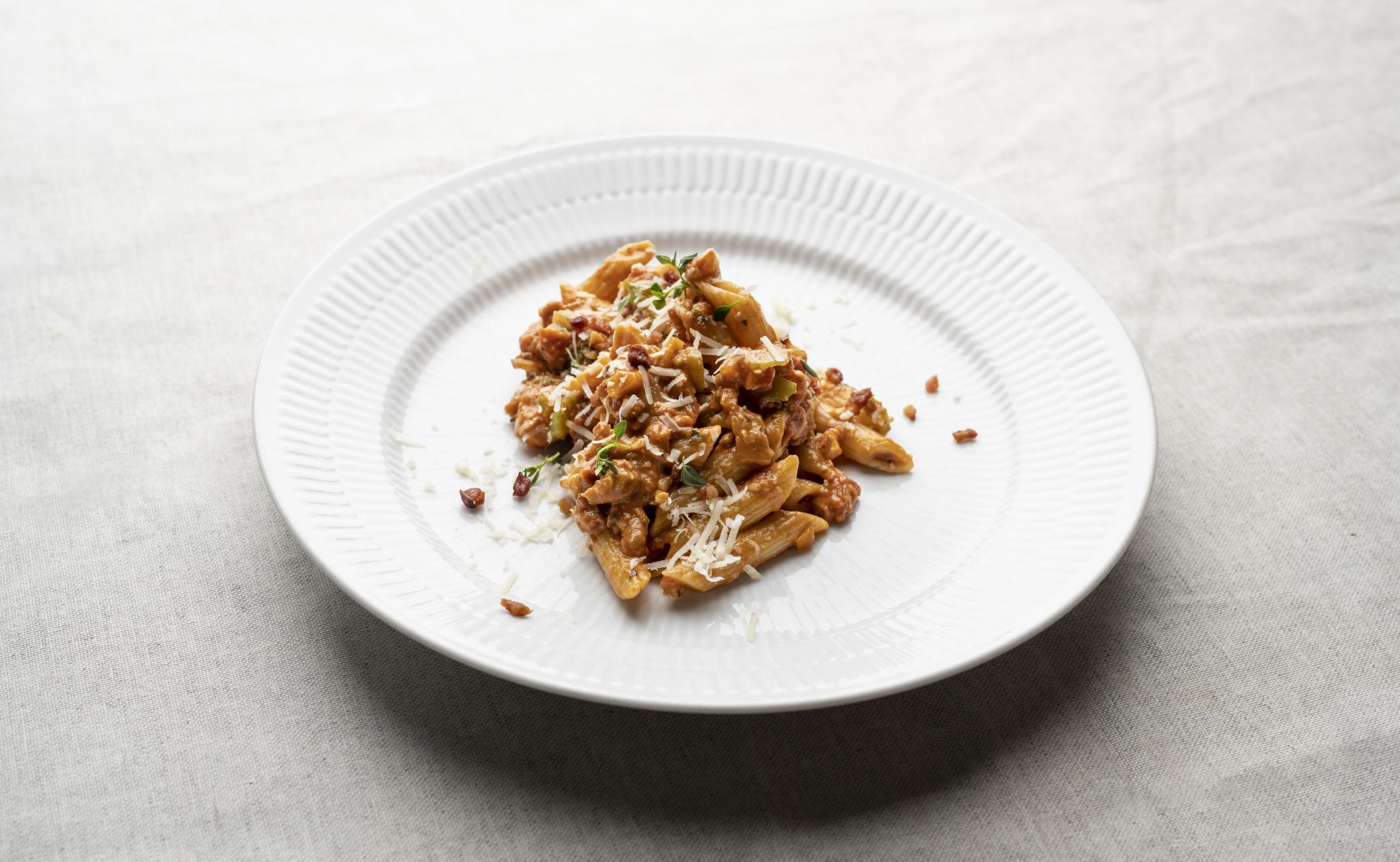 Pasta med kyllingekødsauce, tomat og grøntsager