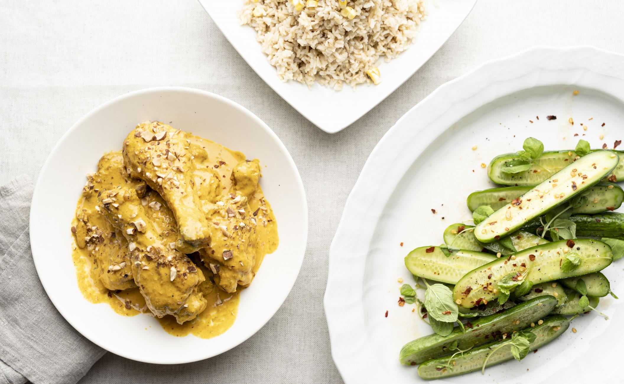 Butterchicken med chilisyltede skoleagurker, brune ris med grillede majs