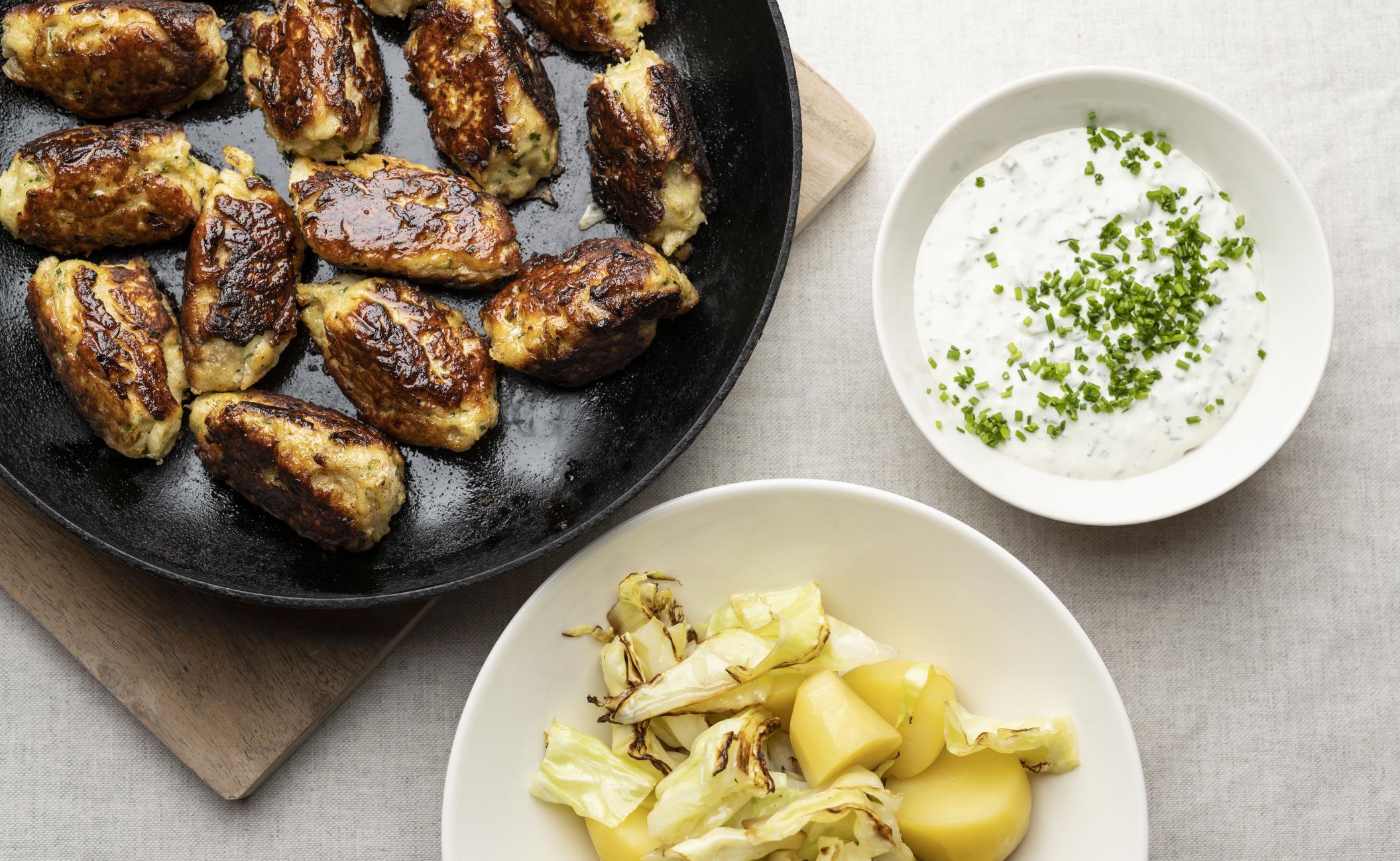 Kulmuledeller med stegt spidskål og sommersalat med radiser