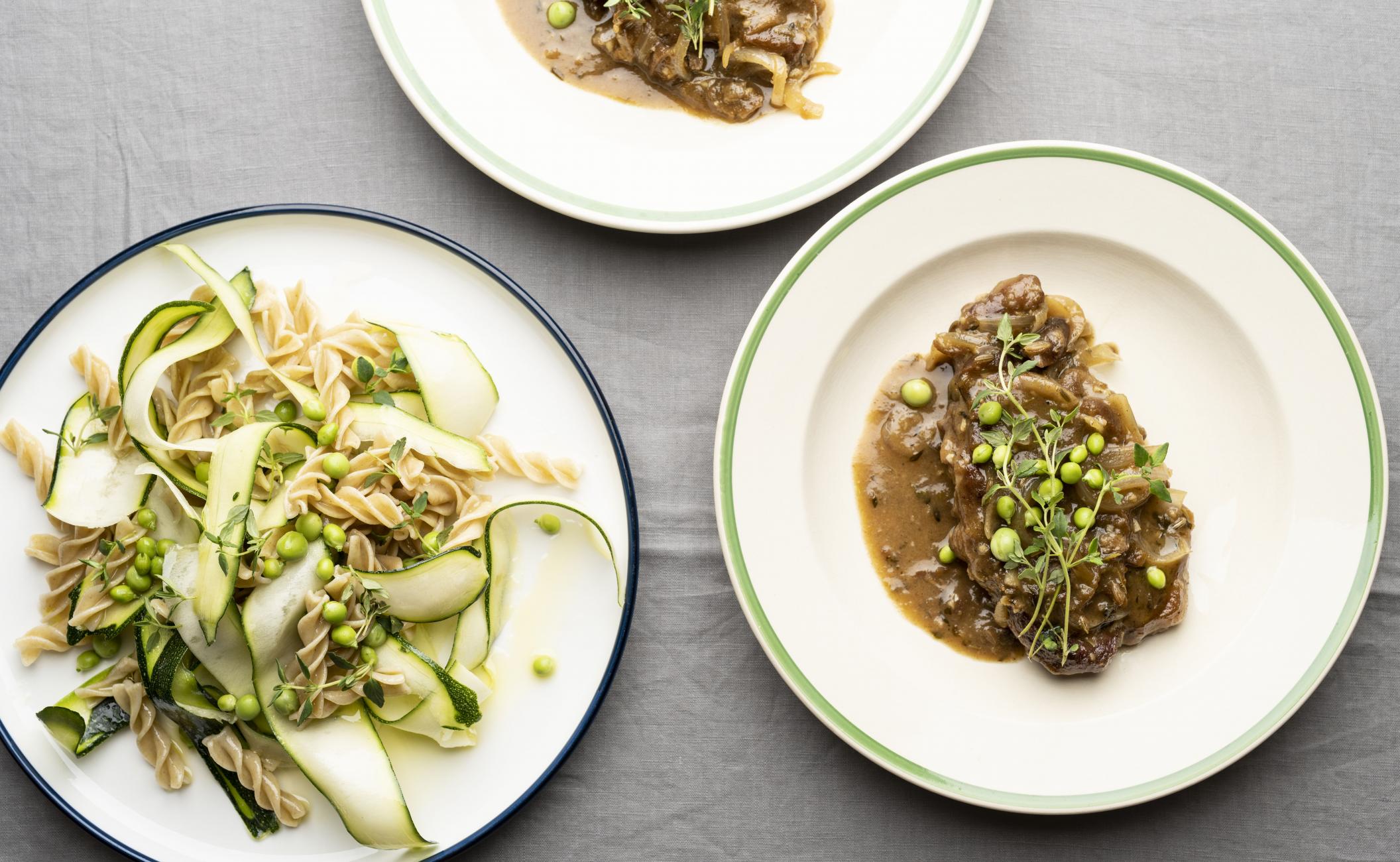 Gris i hyldeblomst med gule squashbånd og nye ærter med fuldkornspasta, citronpaste og olivenolie