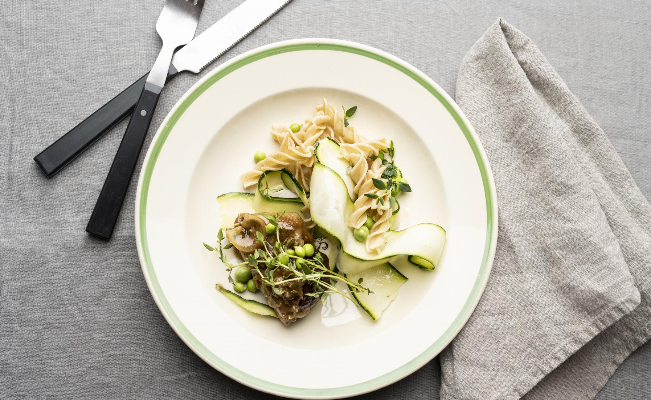 Gris i hyldeblomst med gule squashbånd og nye ærter med fuldkornspasta, citronpaste og olivenolie