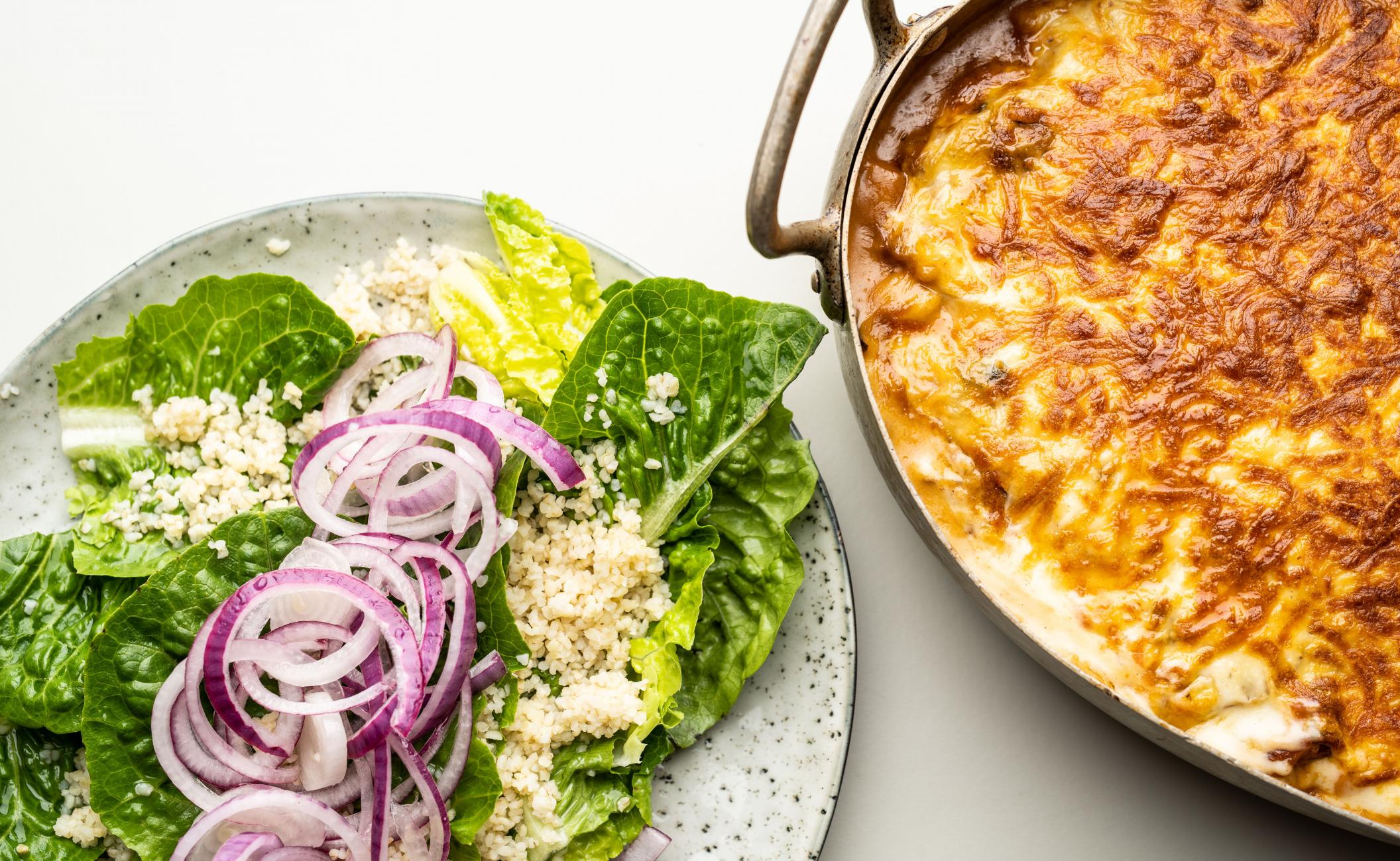 Grøn moussaka med hjertesalat, bulgur, milde løg og vinaigrette