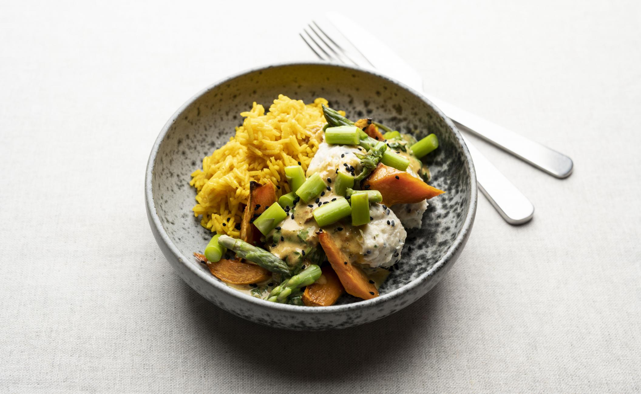 Kyllingeboller med nigella og cremet spinat-karry med sweet potato, asparges og gule ris