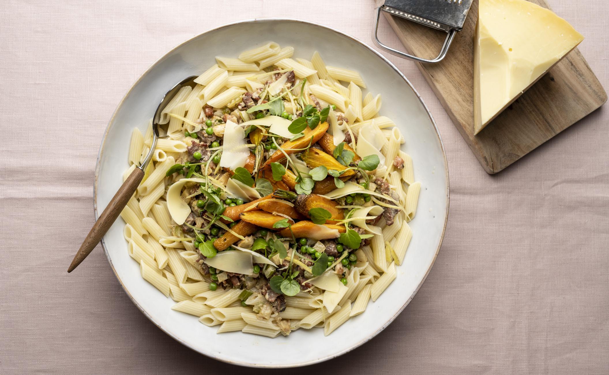 Pasta med kalkun og bacon samt sommergrøntsager, citron og Vesterhavsost