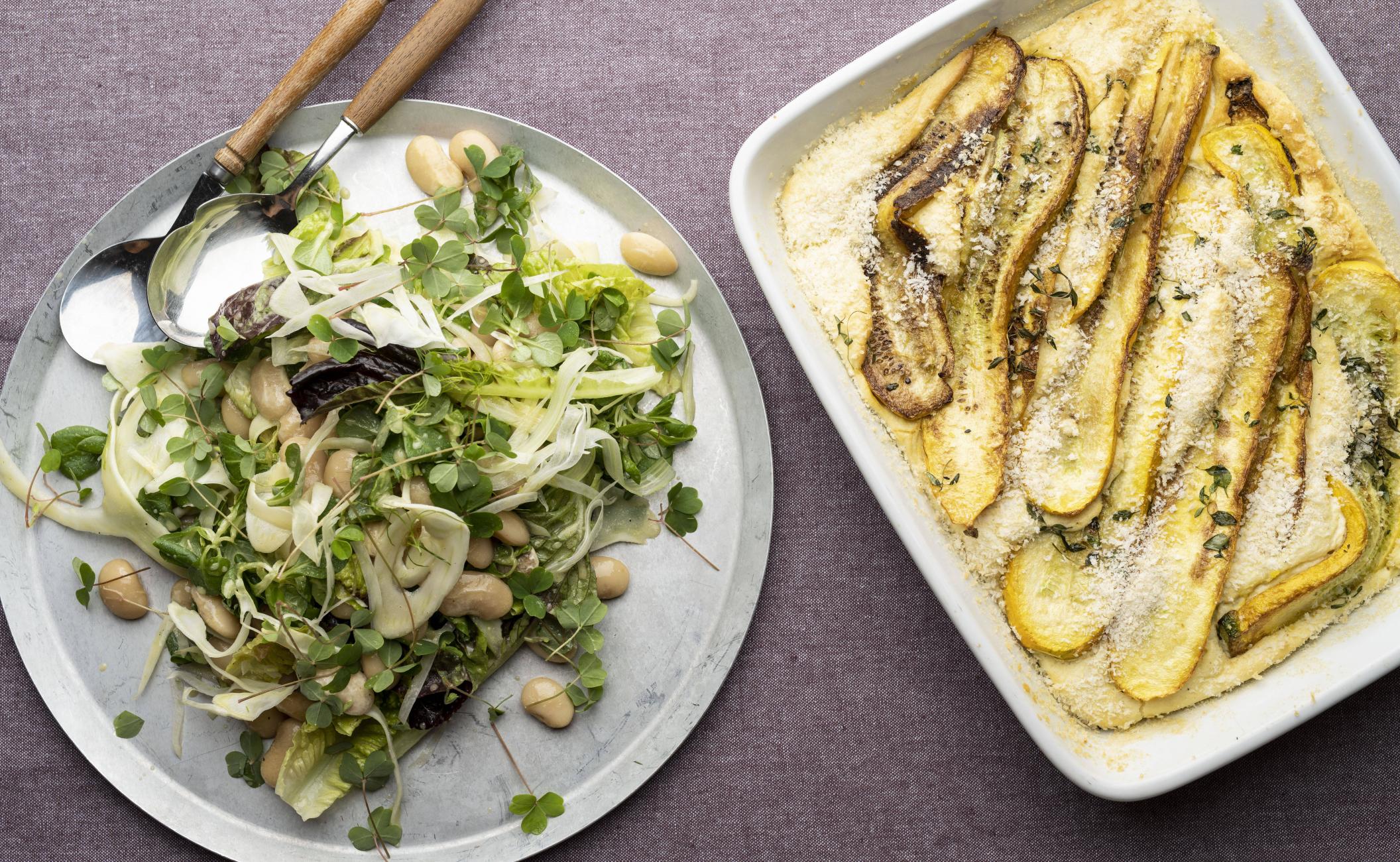 Sommergratin med squash, grønne salater og sennepsdressing