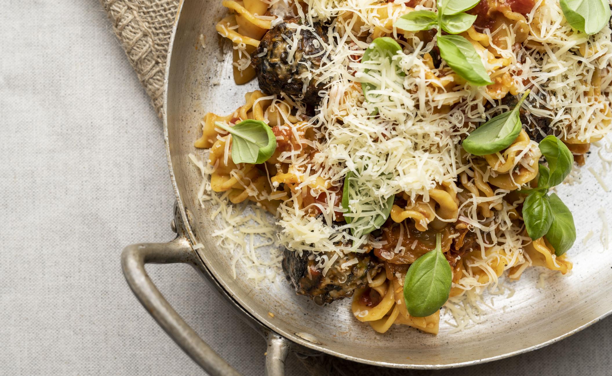 Spaghetti meatballs af gris og belugalinser med tomatsovs og Vesterhavsost