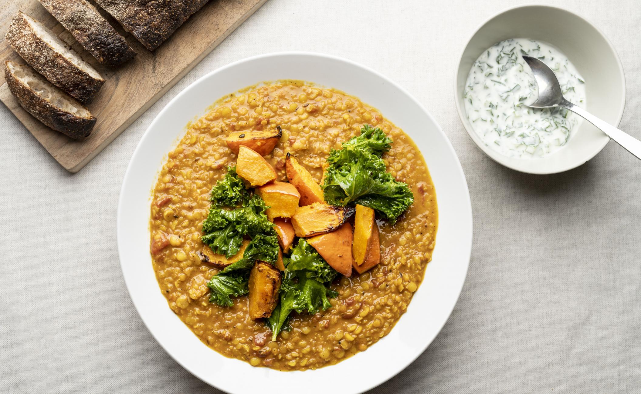 Daal med græskar og grønkål samt raita og ølandshvedebrød