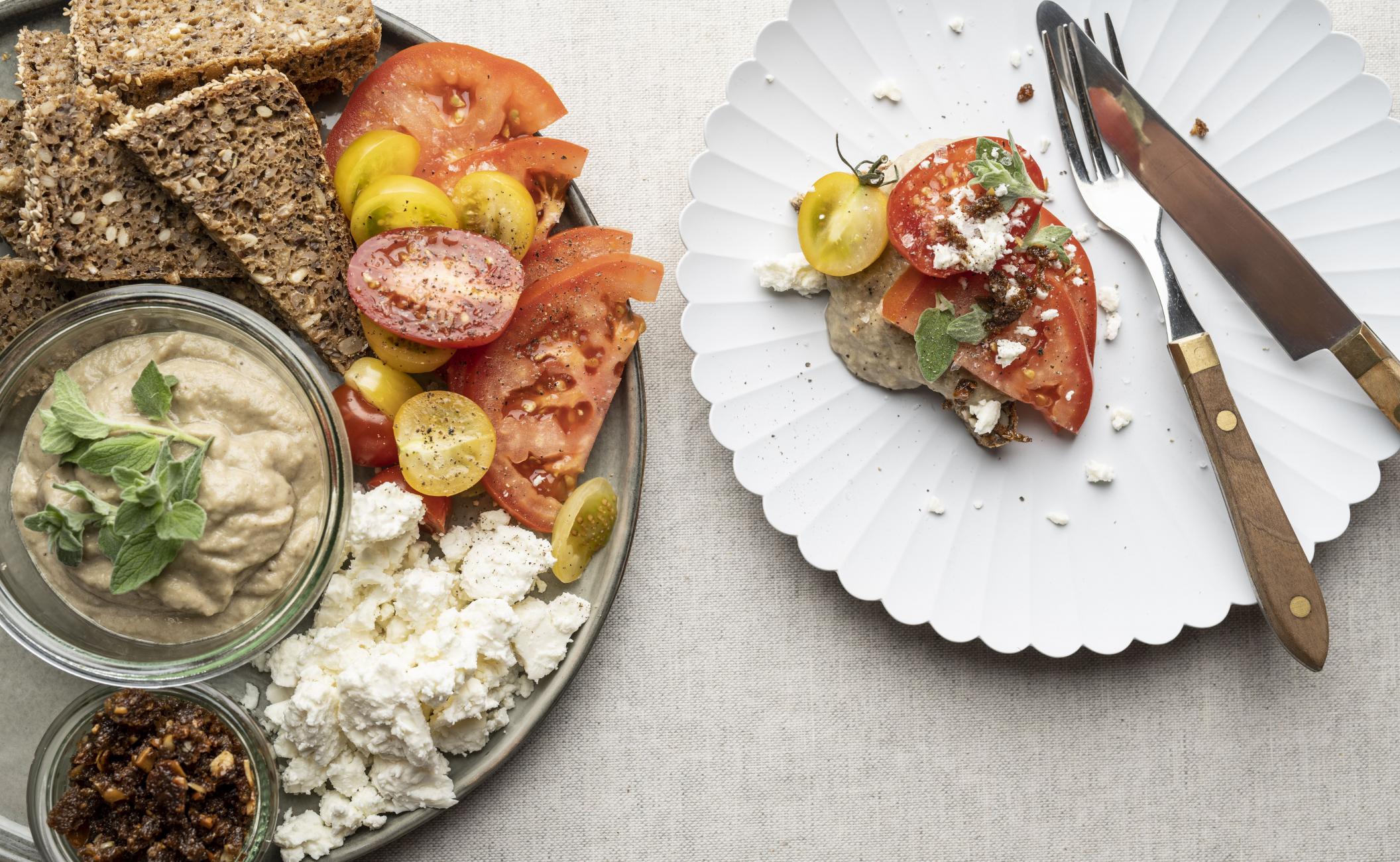 Creme af aubergine og hvide bønner med frisk tomat, fetatopping og sprød knas