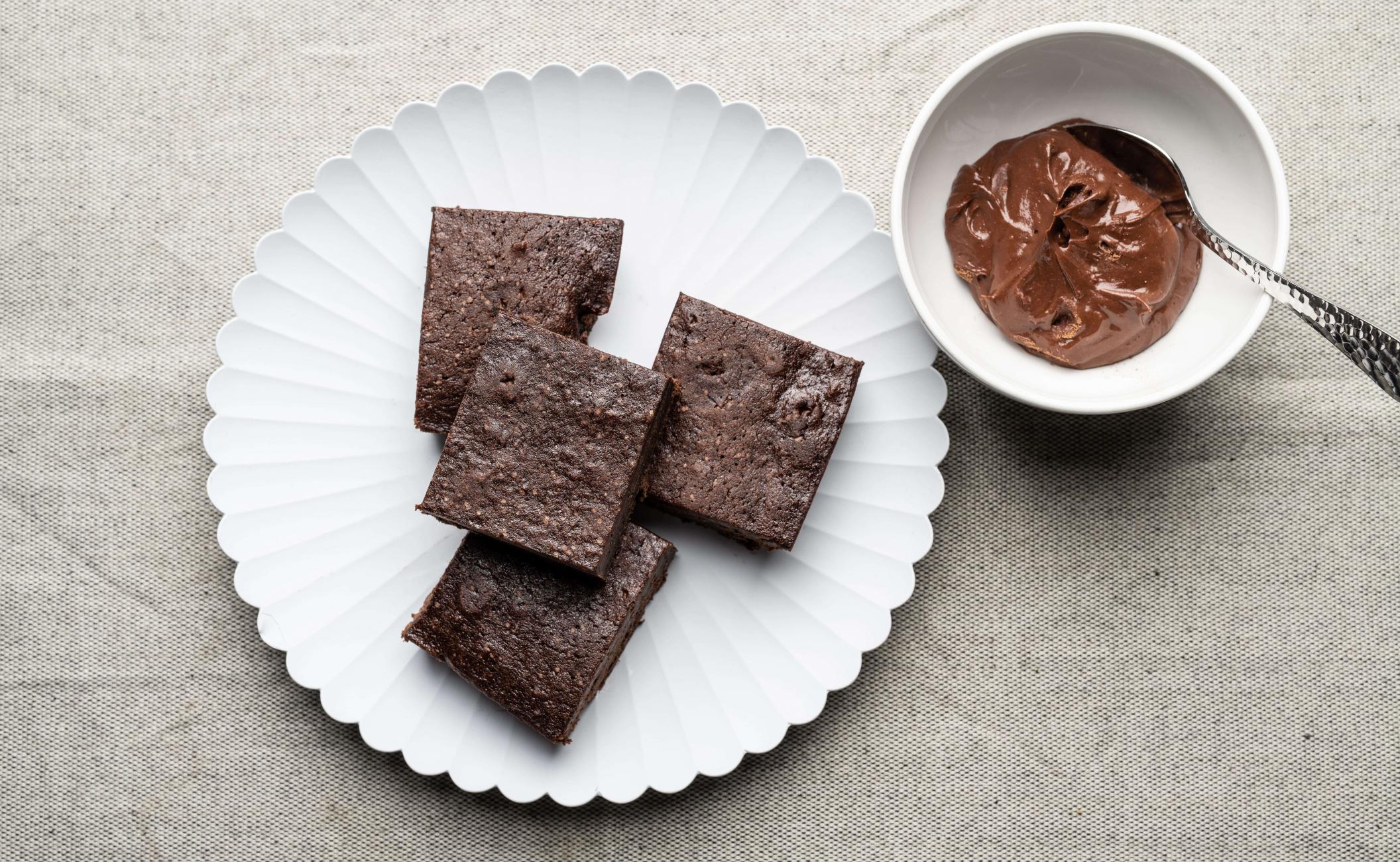 Brownie med sorte bønner og kakaotopping