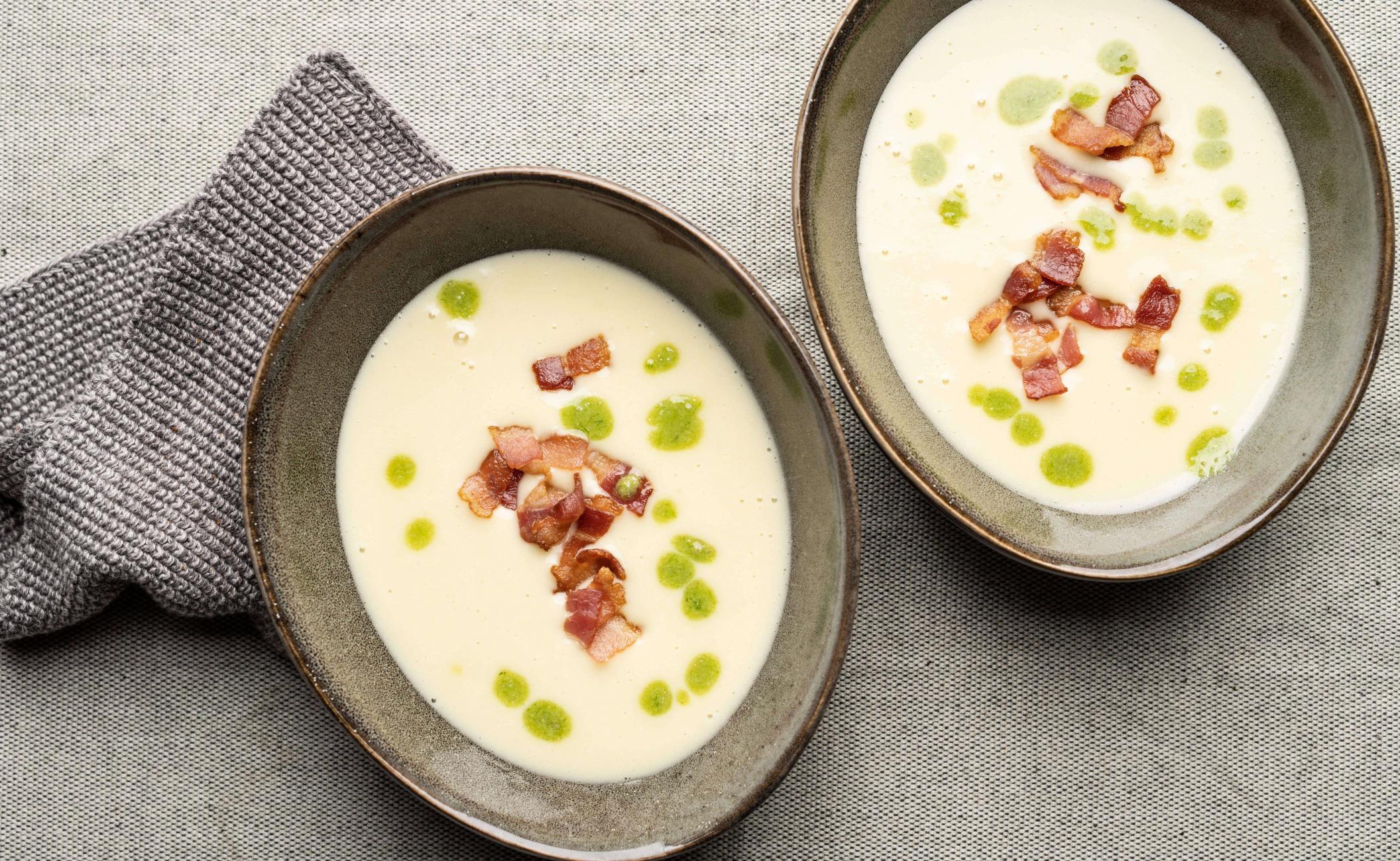 Bønne-porresuppe med ristet bacon og purløgspesto