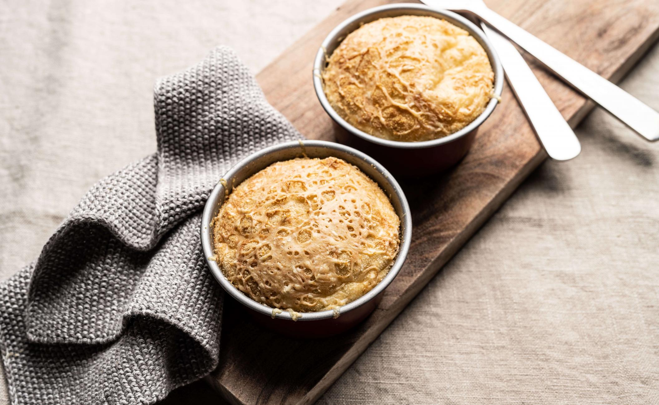 Blomkålsgratin med hvide bønner, selleri, hytteost og persille