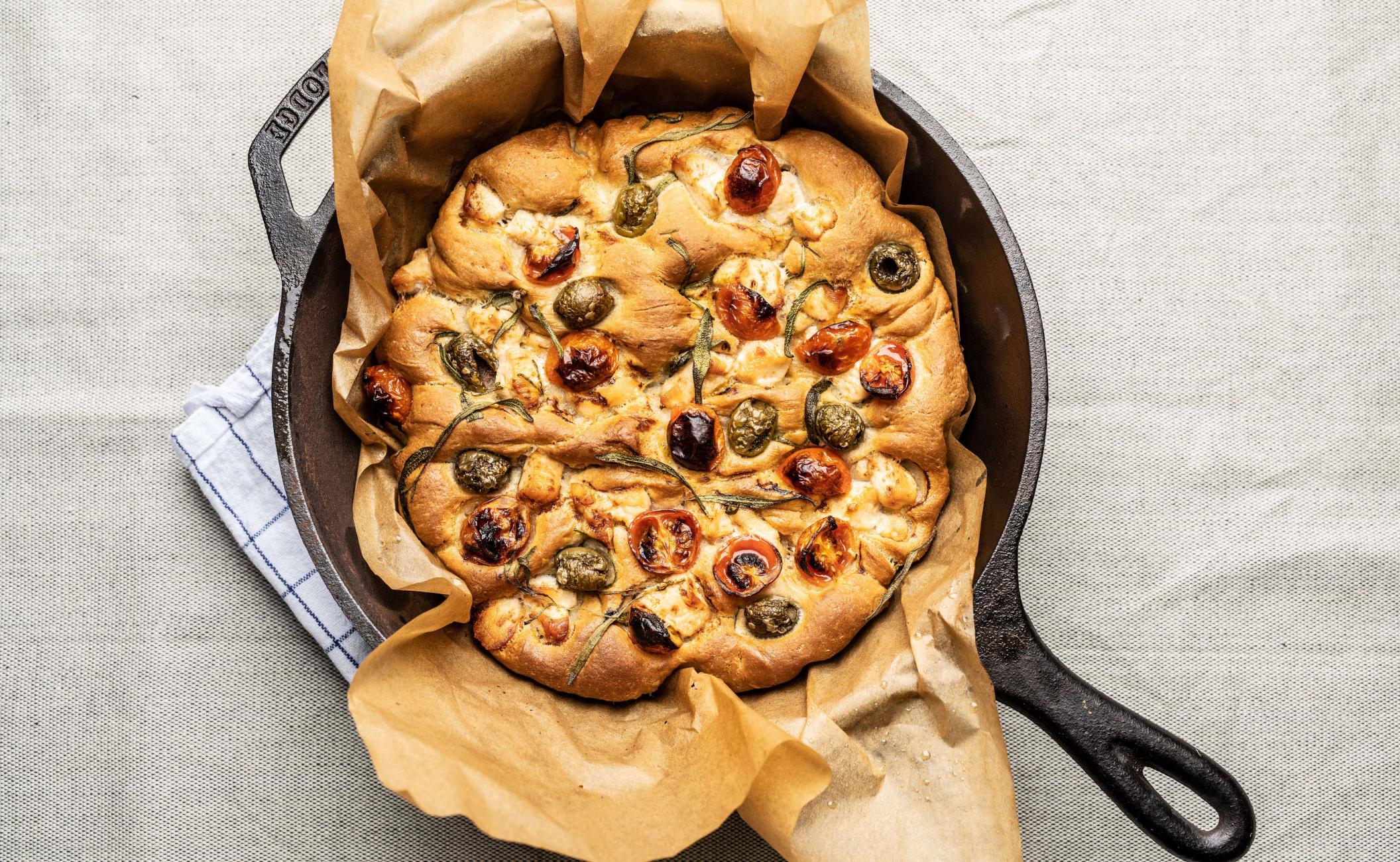 Focaccia med oliven, små tomater og kalkuntern