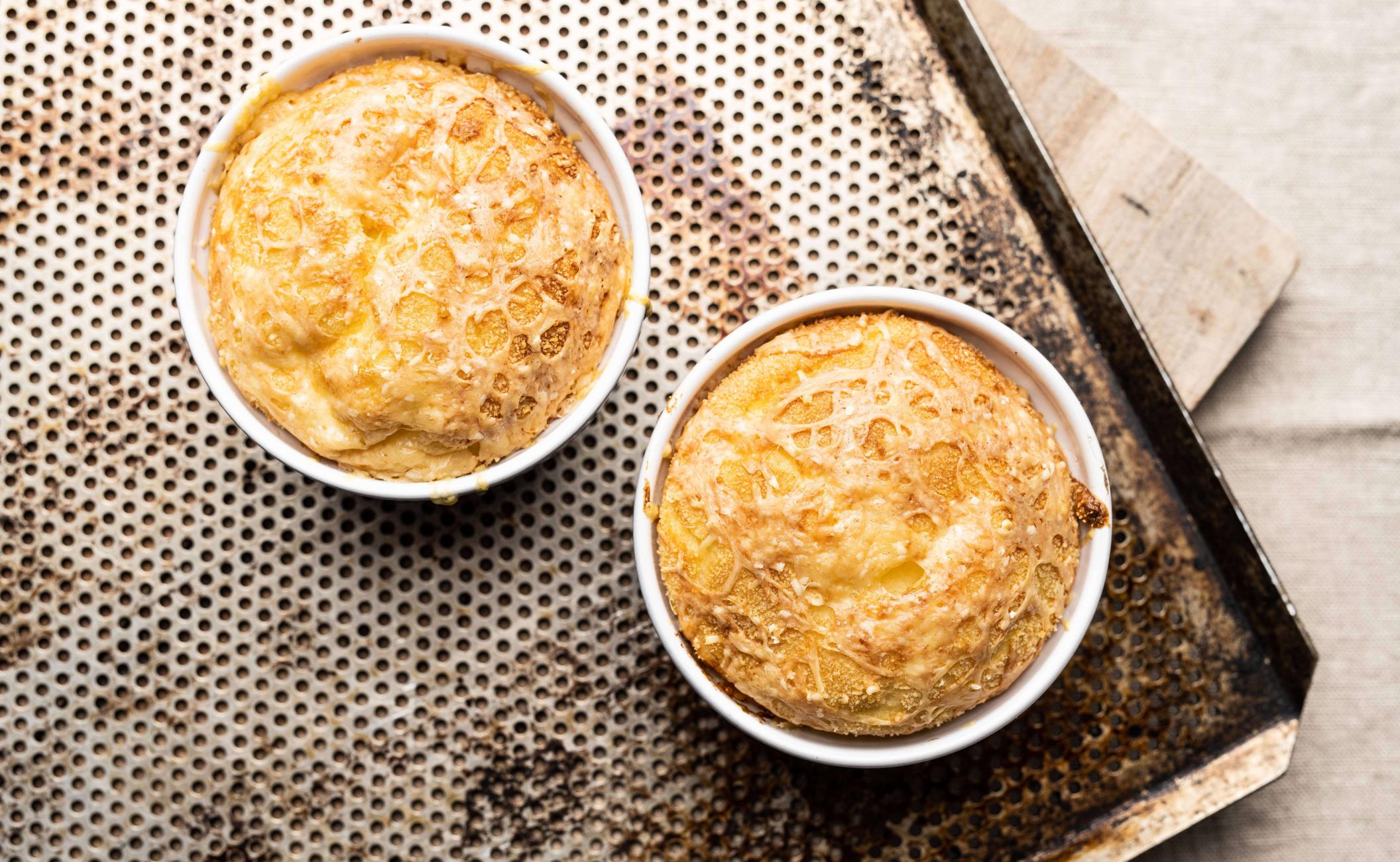 Gratin med hakket kylling, røde bønner og tomatsauce toppet med kartoffelmos