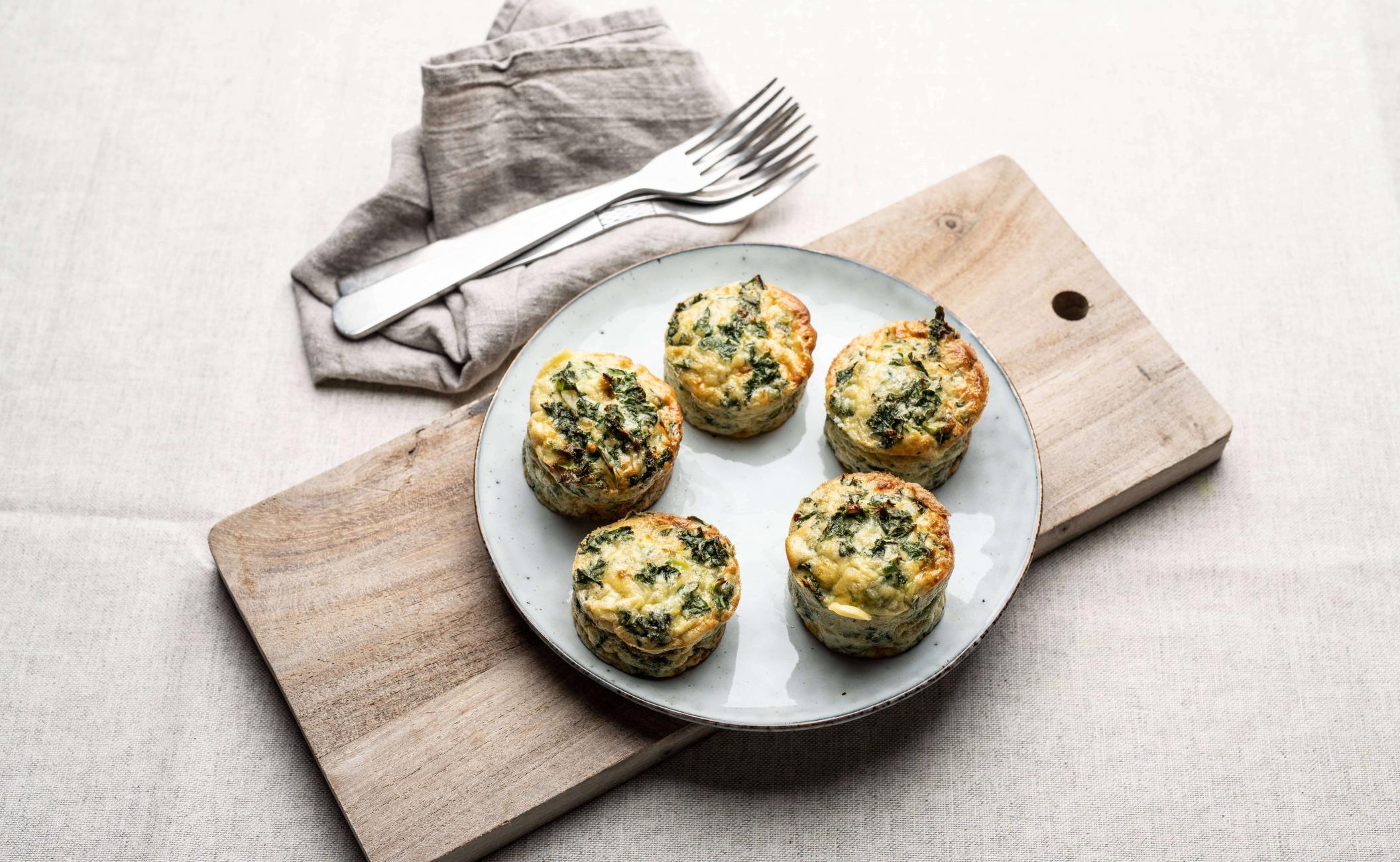 Æggemuffins med grønkål, kikærtemel, spidskommen og muskat