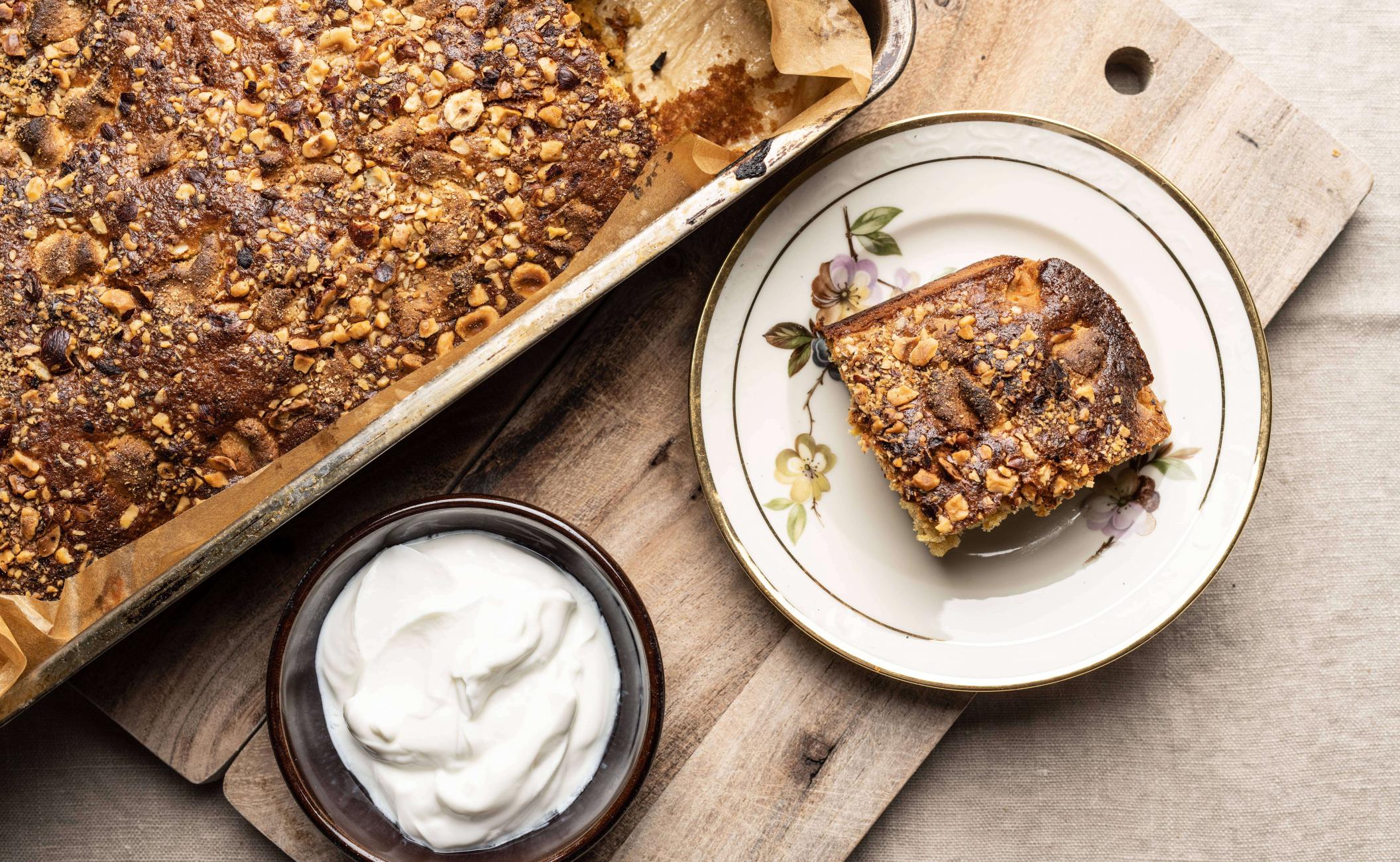 Gulerodskage med linser, hasselnødder og marcipantopping