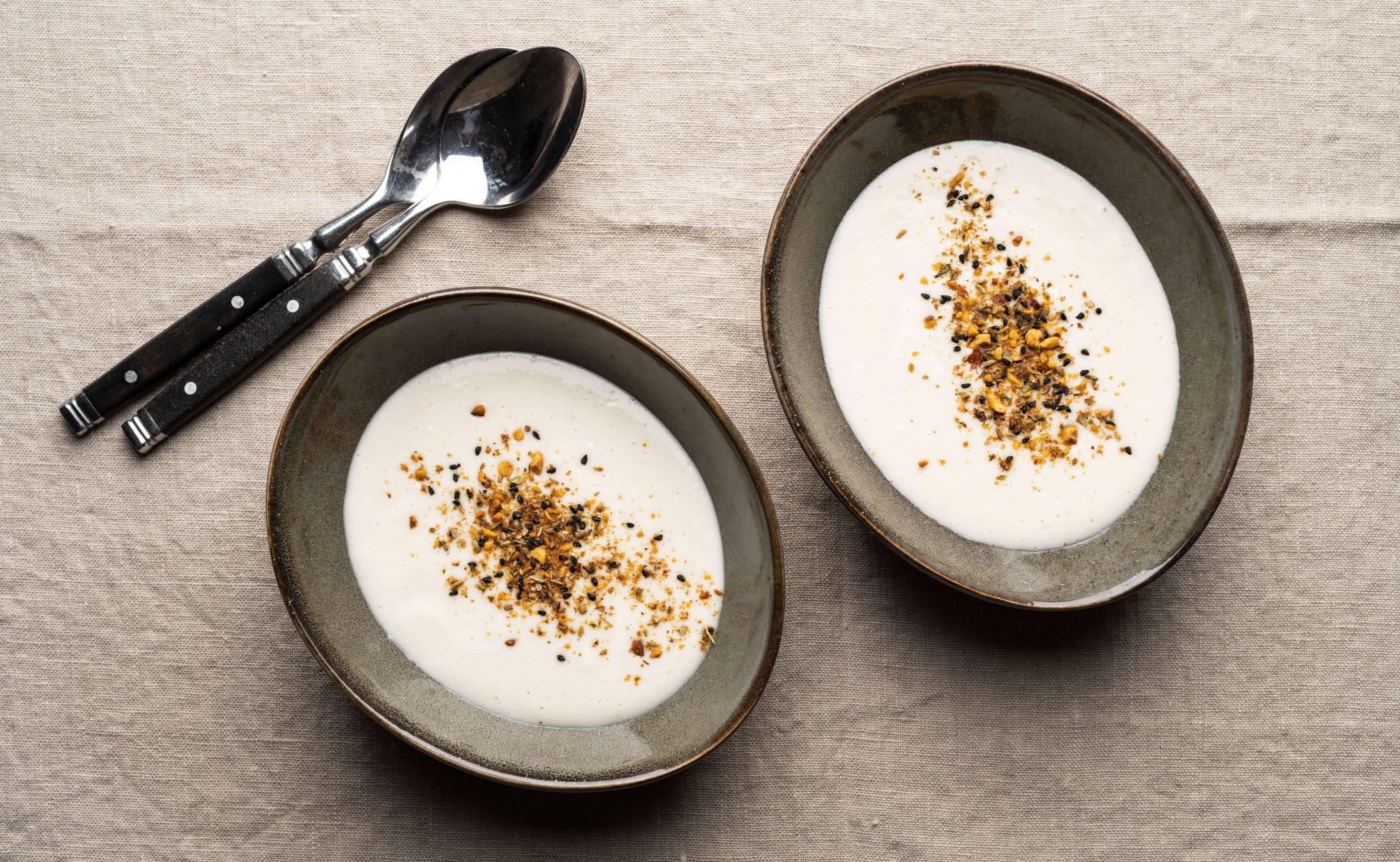 Karry-blomkålssuppe med kokosmælk, hvide bønner og stegt blomkål