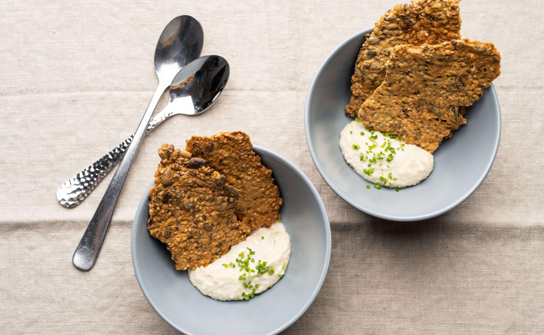 Knækbrød med creme af hvide bønner og vesterhavsost