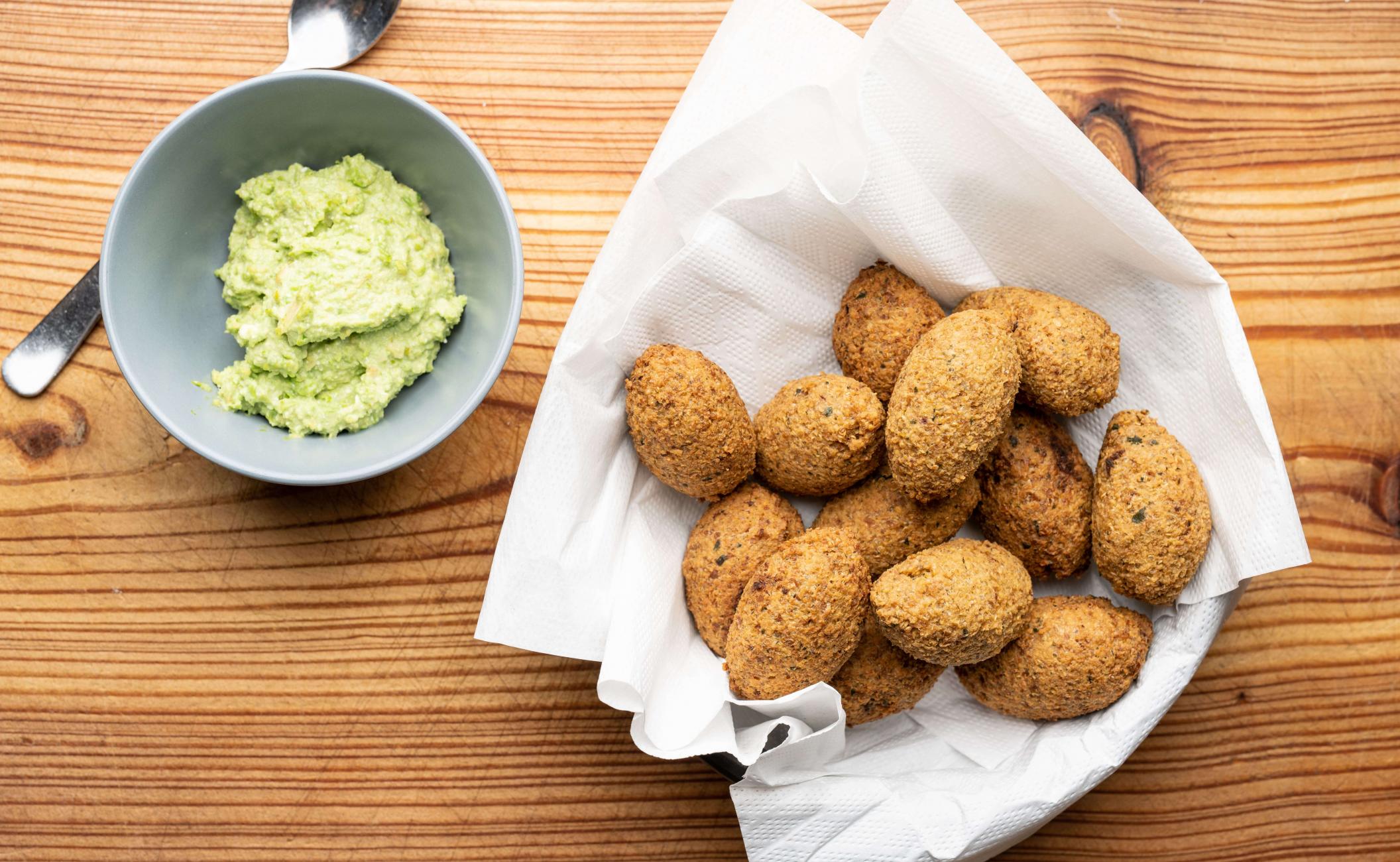 Quinoa-kikærtefalafel med grøn ærtedip rørt med rygeost