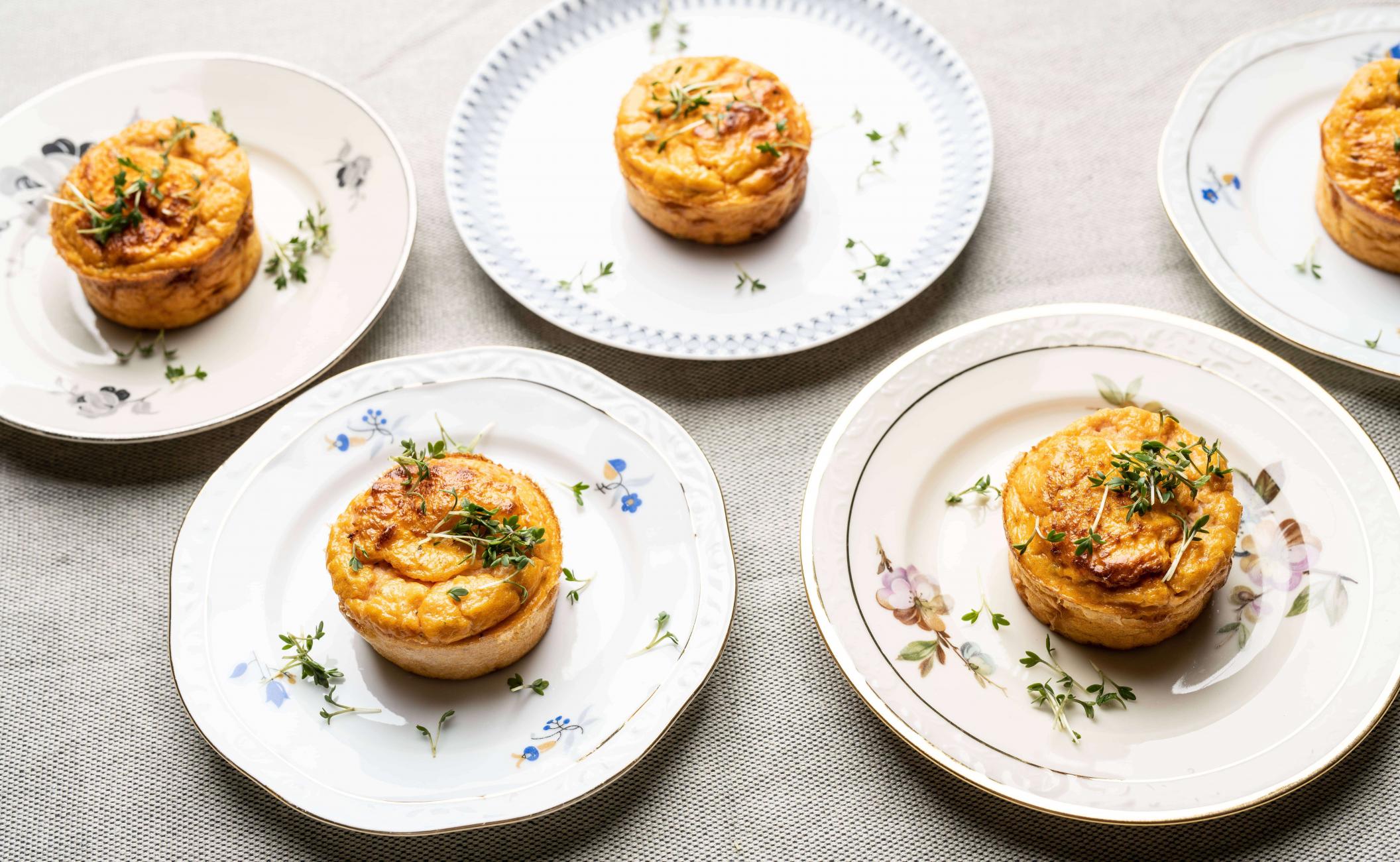 Tomat-æggemuffins med bønner, flåede tomater, flødeost og timian