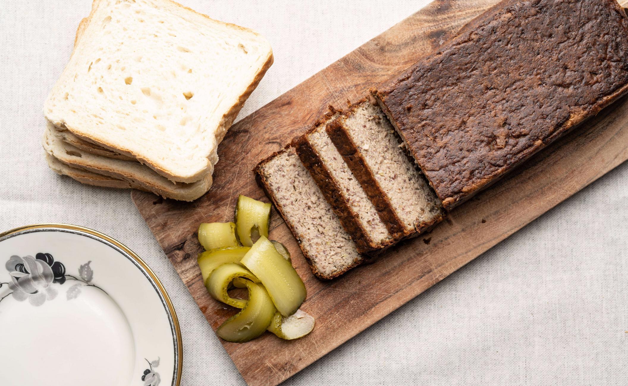 Trekantsandwich med kyllingeleverpostej med røde bønner, svampe, drueagurk og agurk