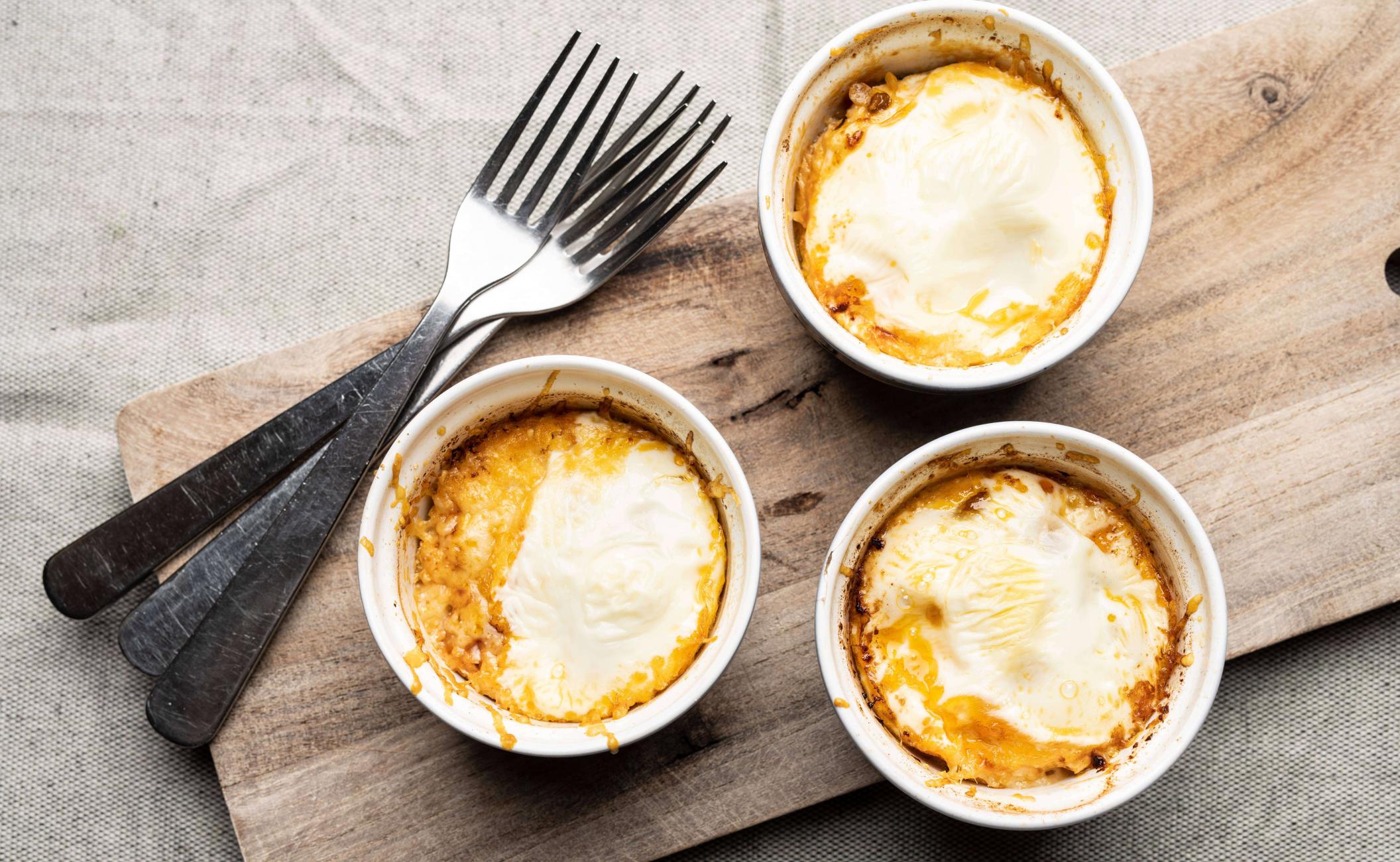 Æg i kokotte med linse-tomatsauce og revet parmesan