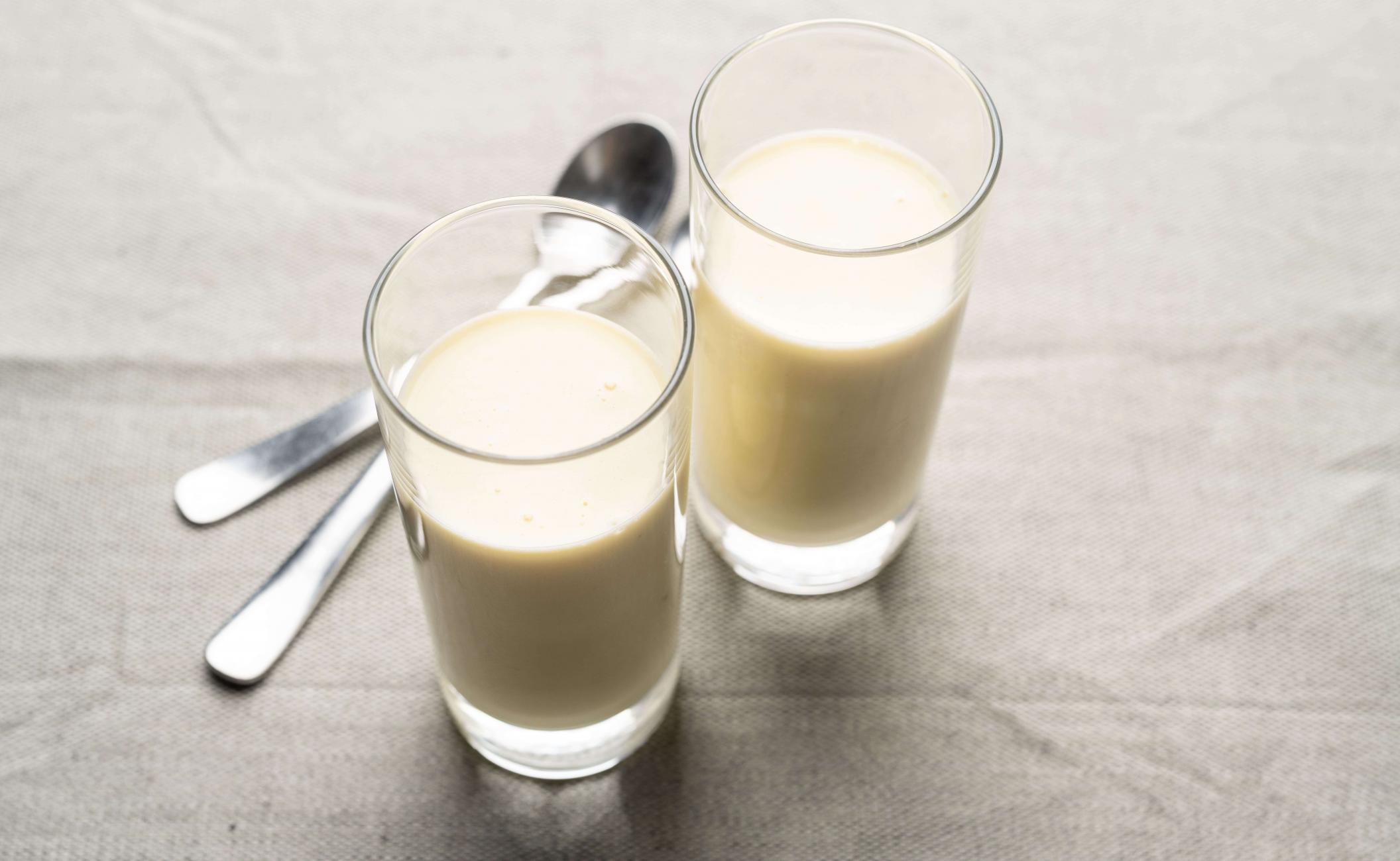 Proteindrik med ananas, jordnøddesmør og limesaft 