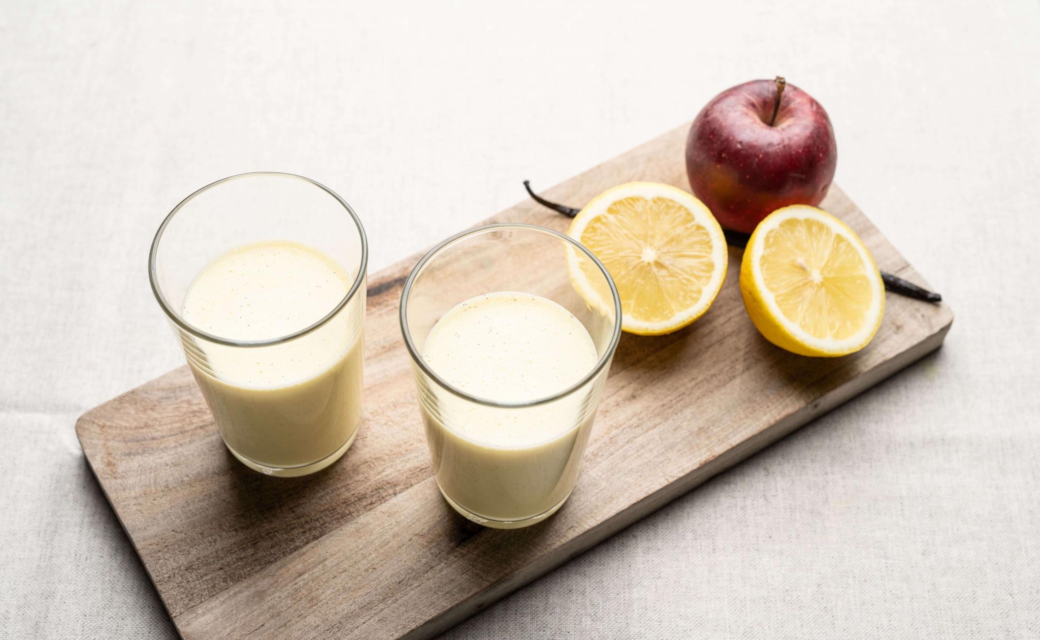 Proteindrik med æblemost, skyr, honning og citron