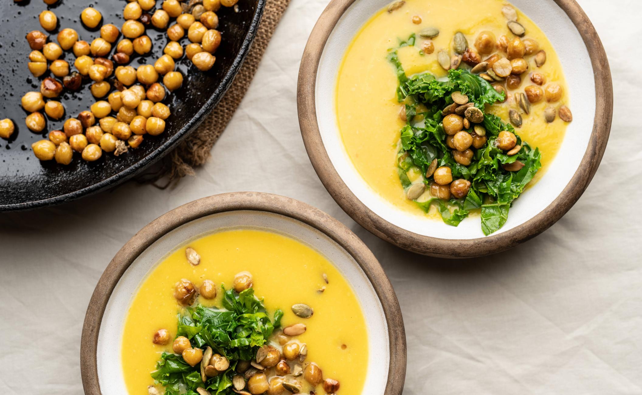 Græskarsuppe med kikærter, æblemost og chipotle med topping af grønkål, sprødstegte kikærter og græskarkerner