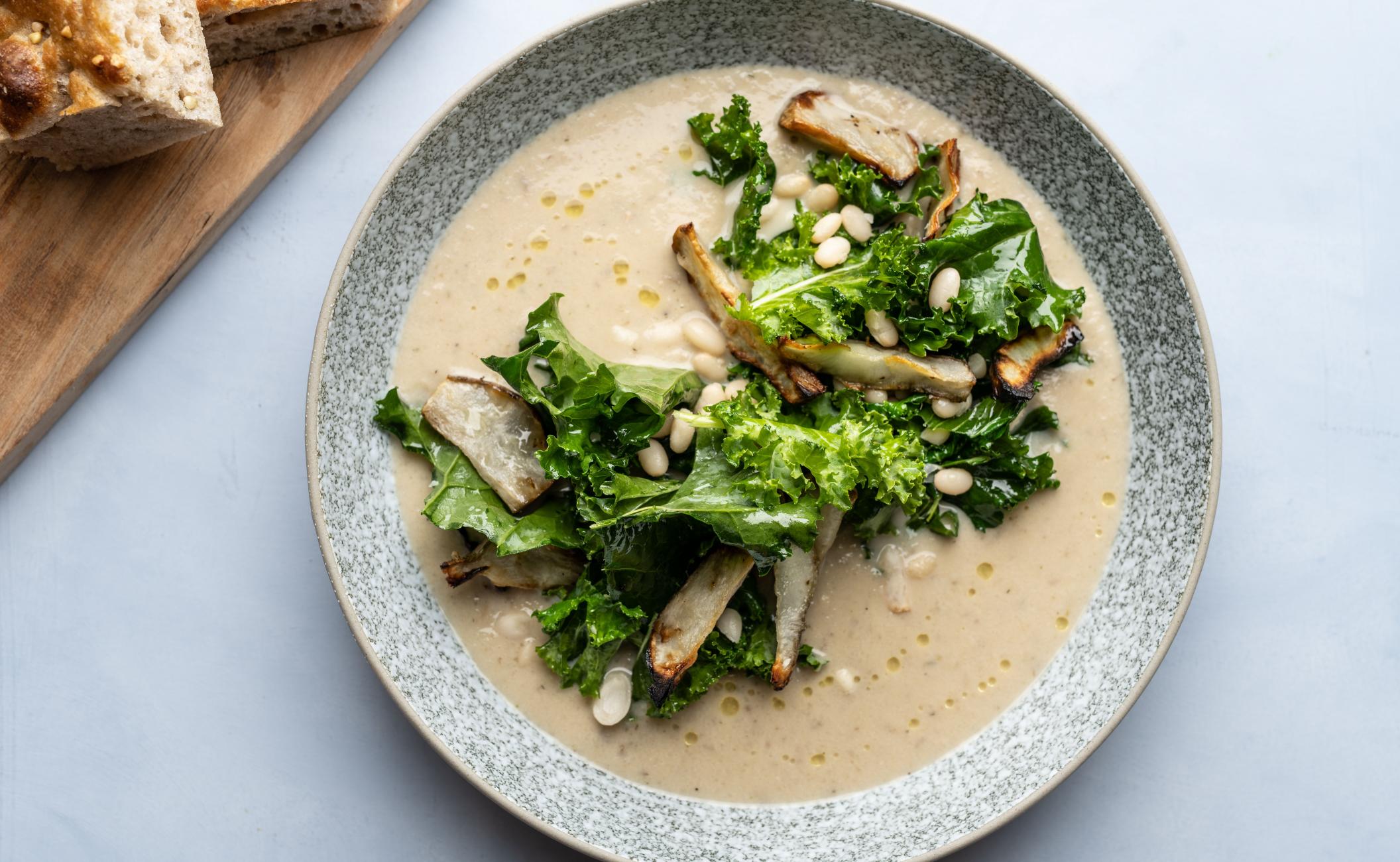 Jordskokkesuppe med hvide bønner, timian, muskat og stegt grønkål