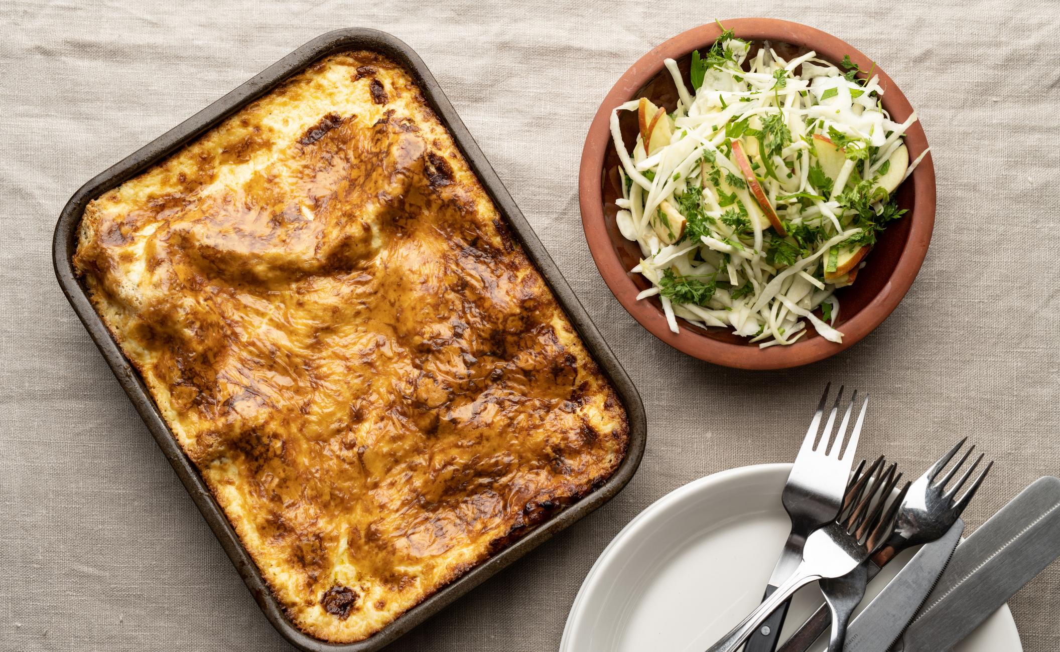 Lasagne med ristede rodfrugter, hvide bønner og basilikum serveret med råkost af hvidkål, persille og æble med honningvinaigrette