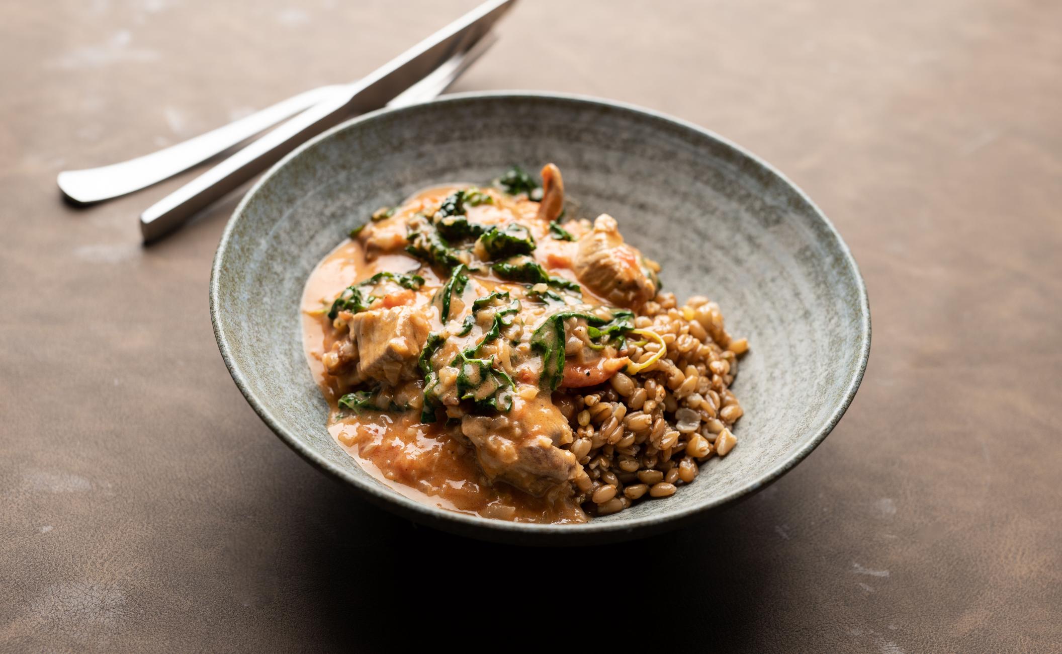 Gullasch af kalkunlår med palmekål, røget paprika, citronskal, spidskommen og kogt perlebyg