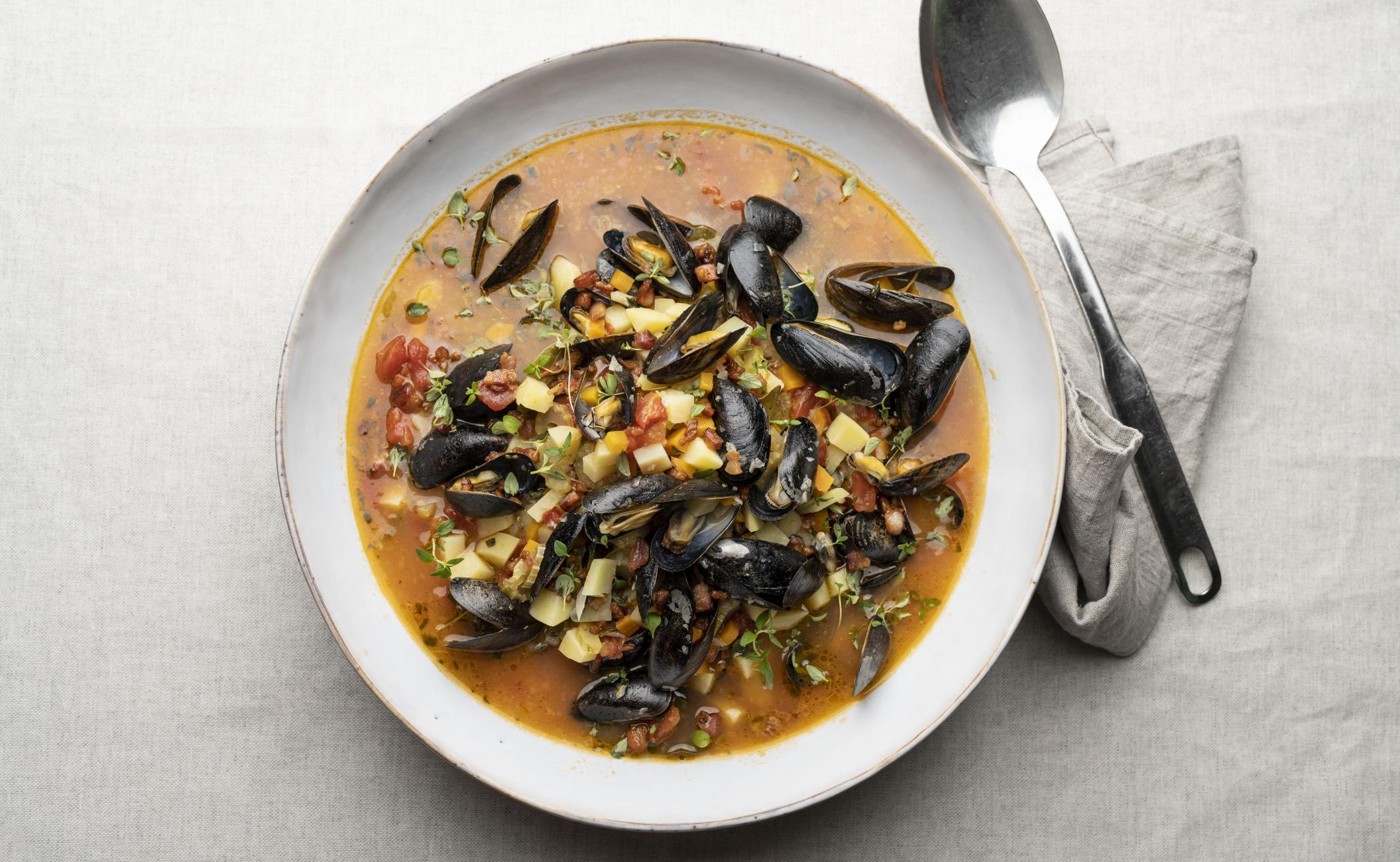 Clam chowder med blåmuslinger, kartofler, gulerødder, tomater og bacon