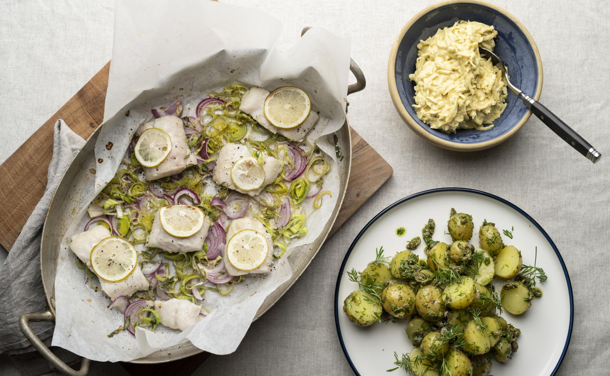 Hvidvinsbagt torsk med kartofler, dild, kapers og selleriremoulade