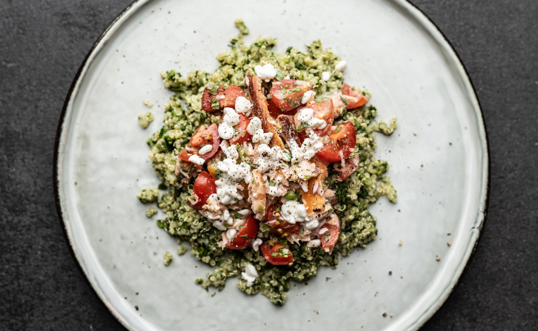 Ørredsalat med quinoa, blommetomater, hytteost, chili, citron og gremolata