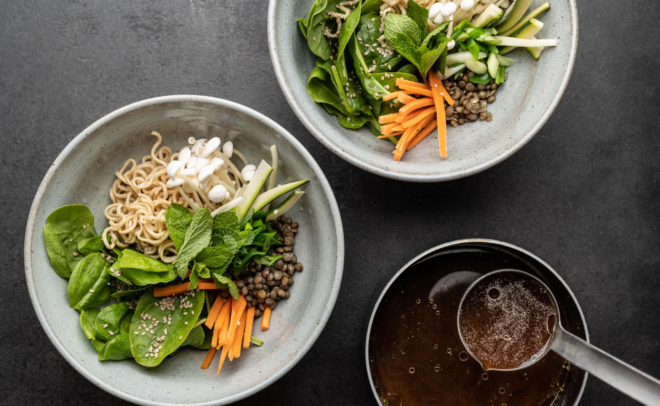 Nudelsuppe med svampe, grønne linser, palmekål og miso