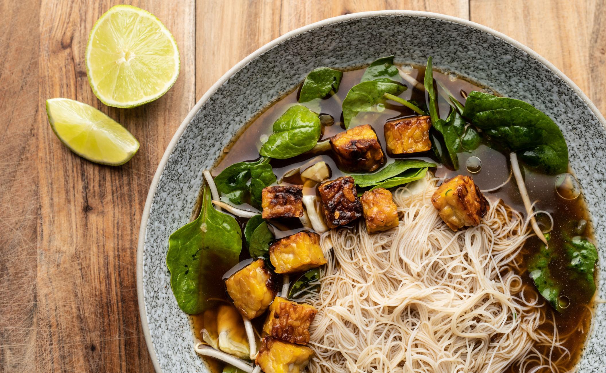 Nudelsuppe med tempeh, spidskål, spinat, spirer, miso og ingefær