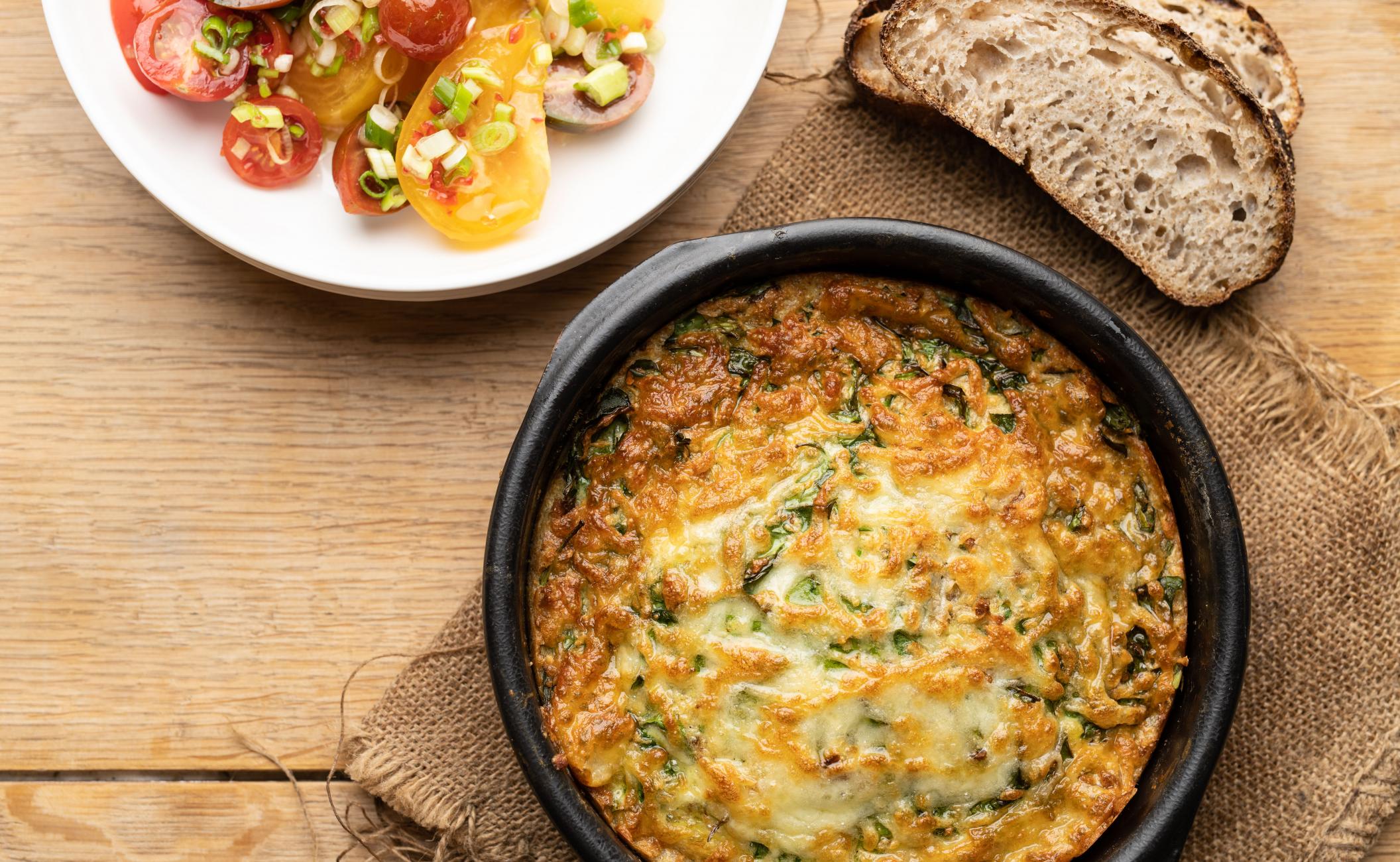 Spinatfrittata med mozzarella, tomatsalsa og friskbagt brød