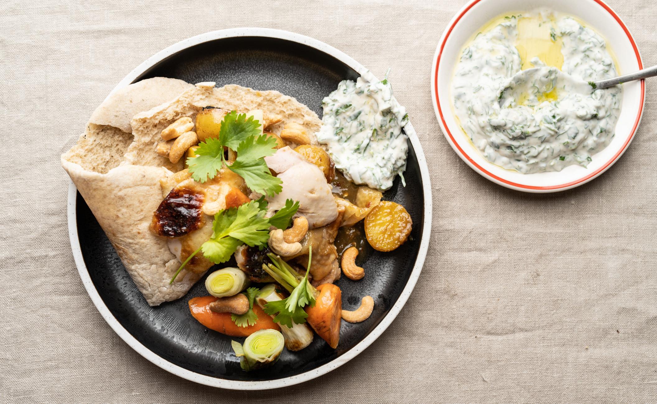 Jamaicansk kylling med knoldselleri, kartofler, rødløg, mynte, yoghurtdressing og fladbrød.