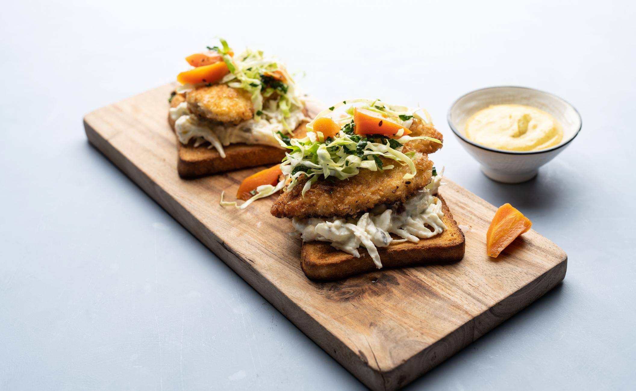 Toast med paneret kylling, selleri-slaw, kål og syltede gulerødder