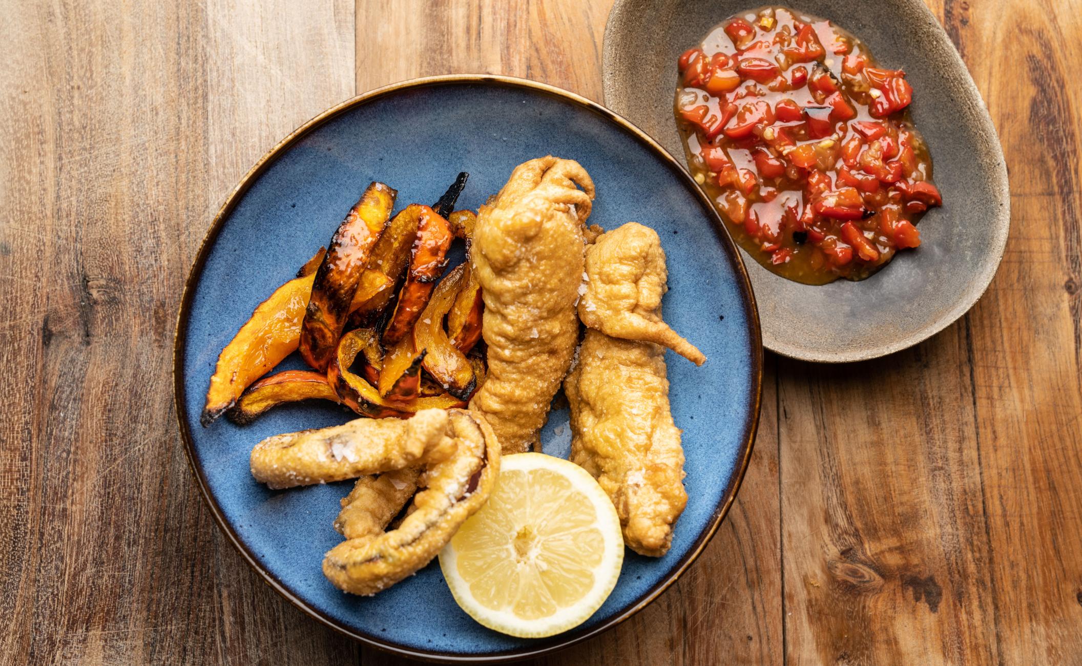 Fish ’n’ chips med bagte græskarfritter, løgringe og sursød peberfrugtdip