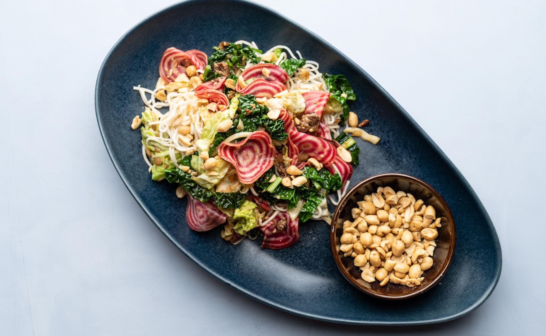 Nudelsalat med oksekød i hoisinsauce, palmekål, bolsjebeder og peanuts