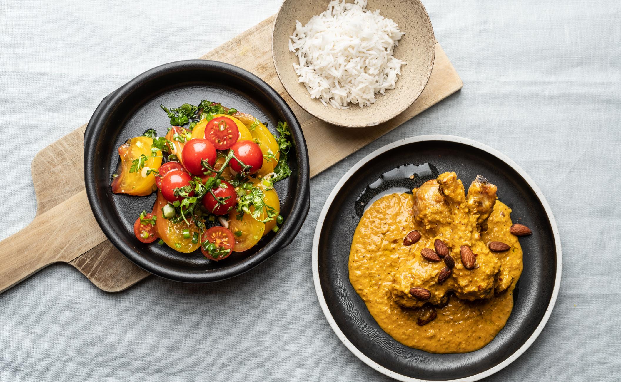 Butter chicken med tomatsalat, koriander og brune ris