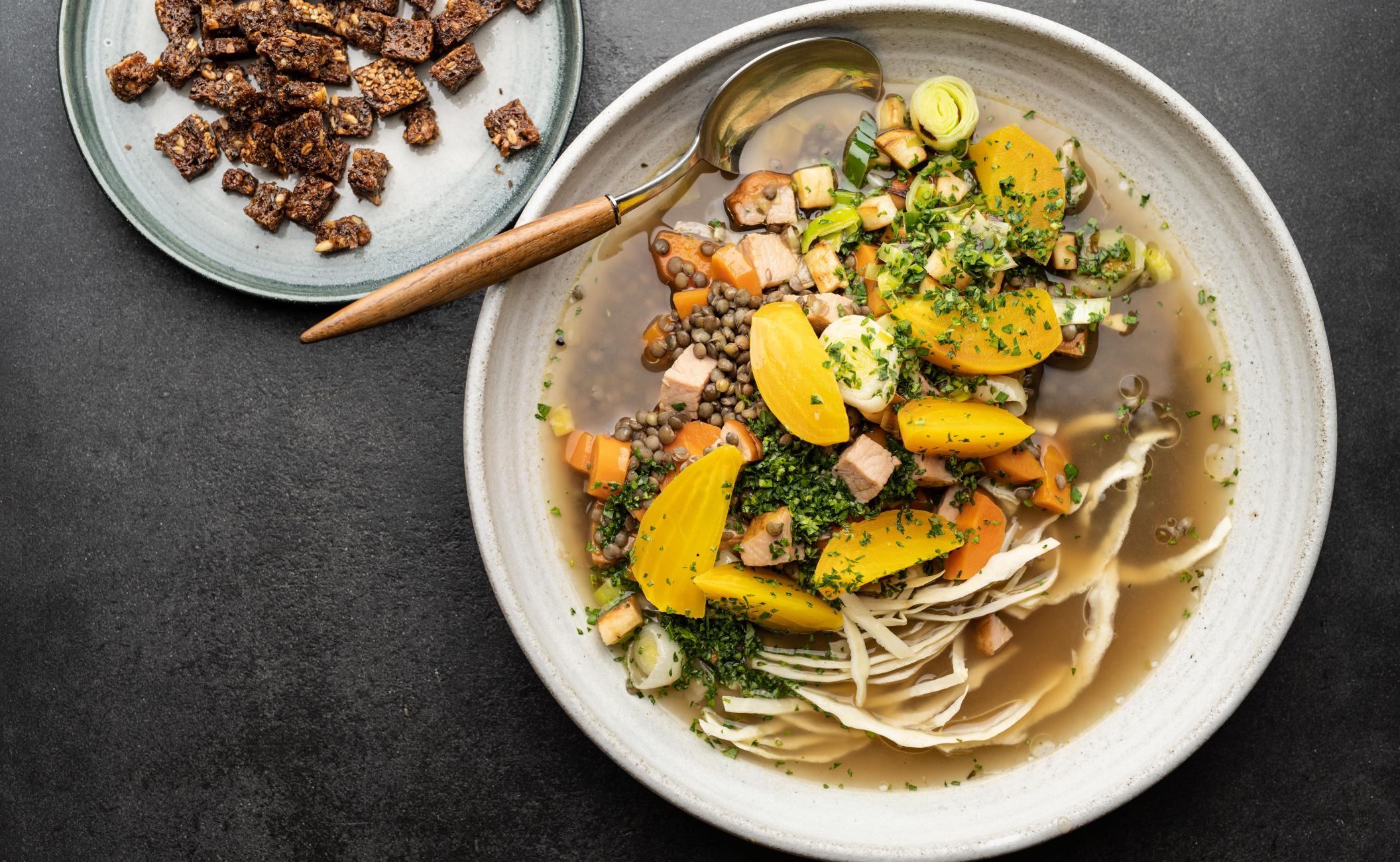 Hvidkålssuppe med hamburgerryg, gulerødder, ramsløg og rugbrødscroutoner