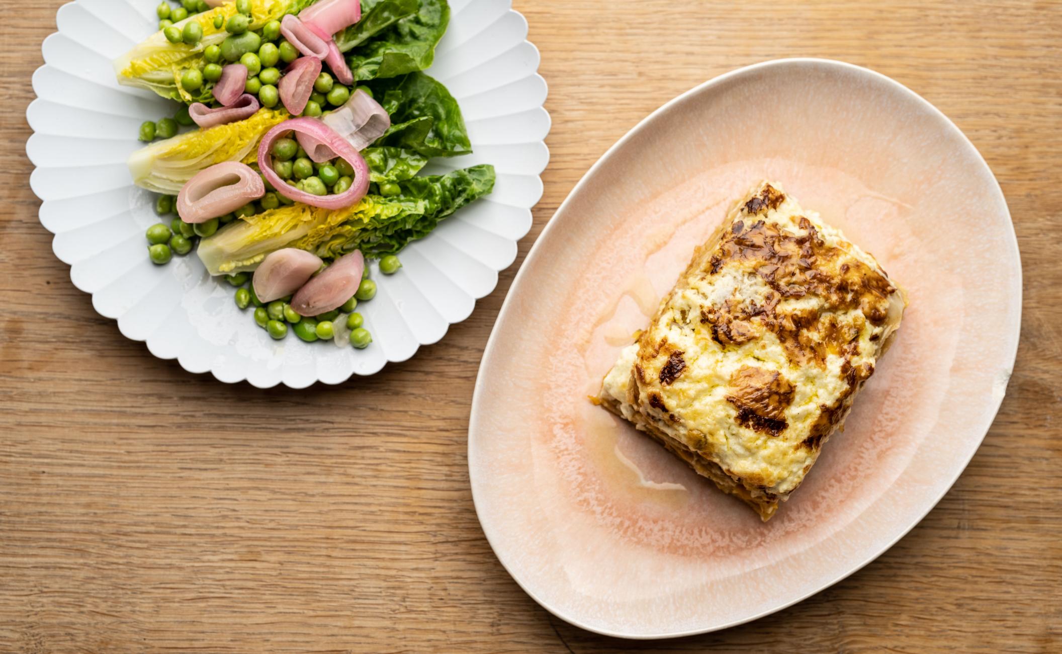 Lasagne med gul squash, mascarpone og gul tomatsauce med rosmarin serveret med hjertesalat, syltede løg og friske ærter