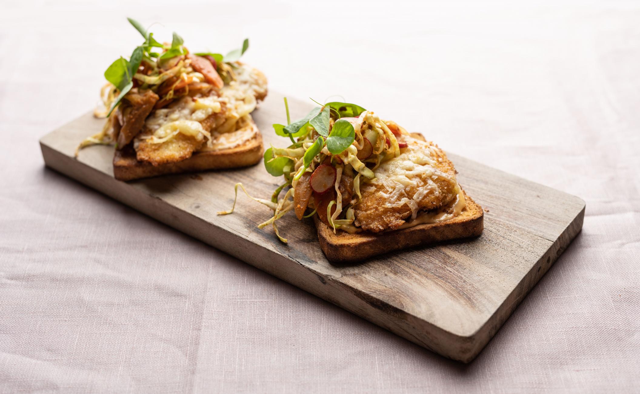 Toast med paneret kylling, kimchi, kål og røget chilimayonnaise