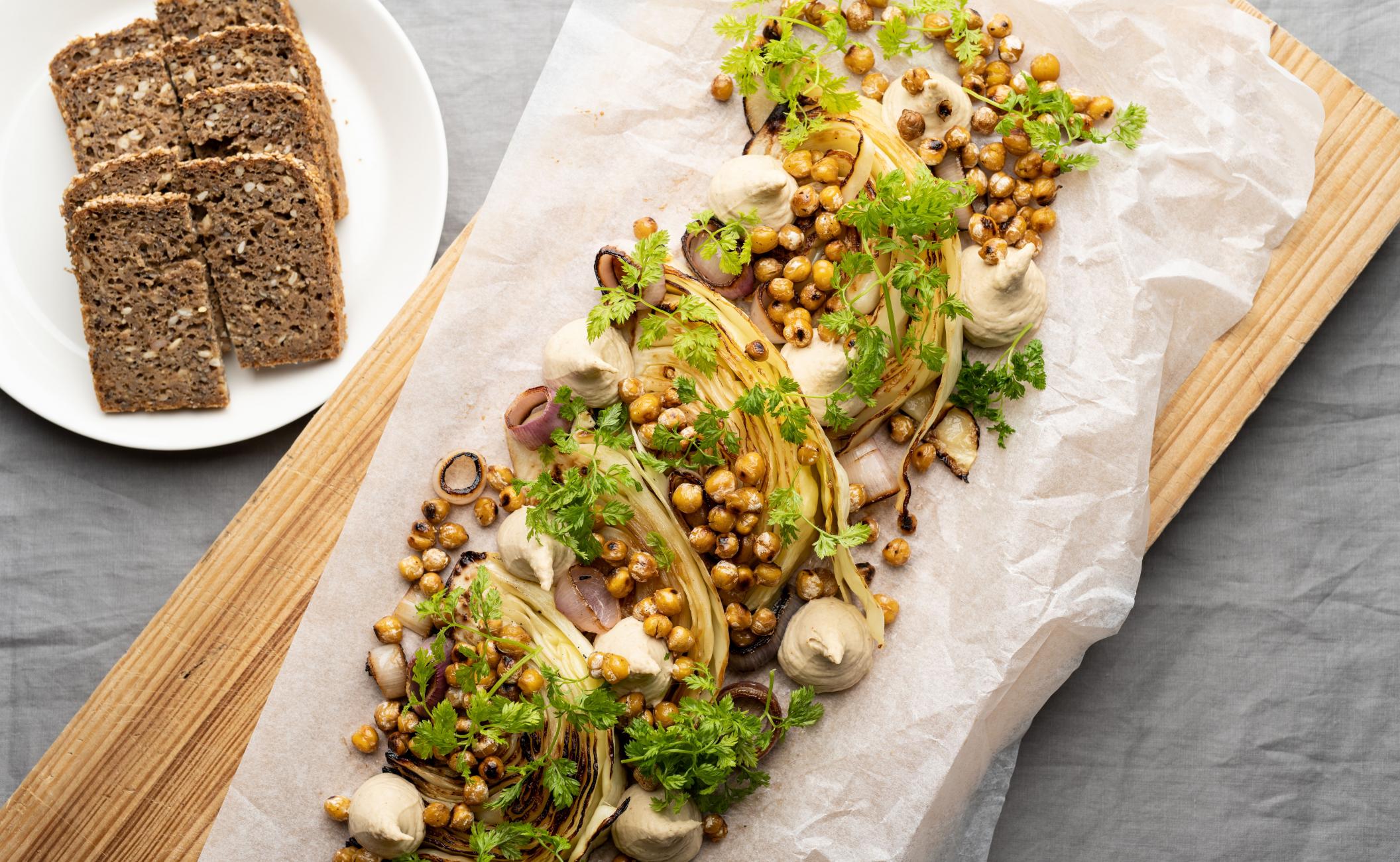 Lun salat af grillet hvidkål med ristede kikærter, hummus og stegte, syrlige skalotteløg