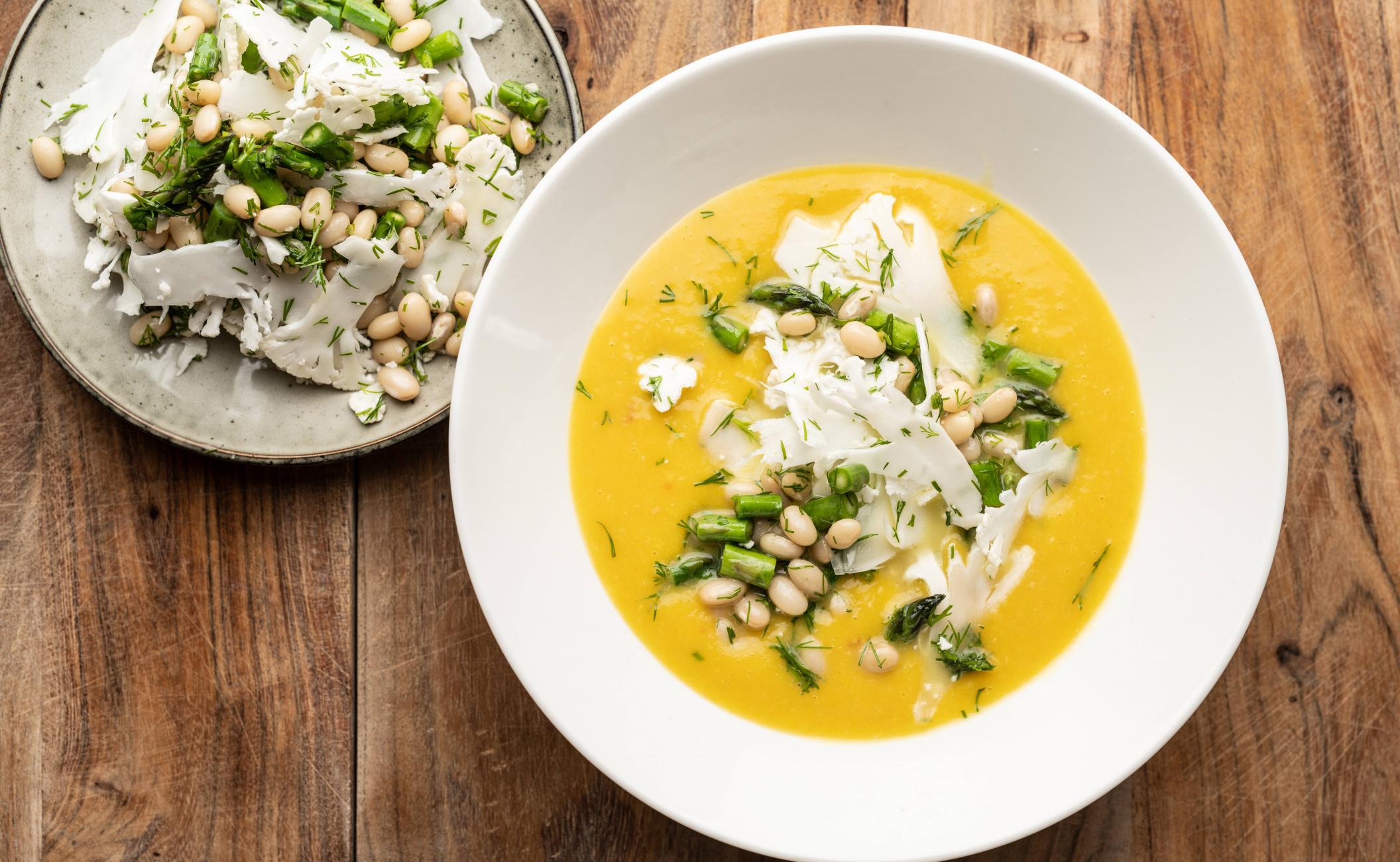 Kartoffel-græskarsuppe med blomkål, asparges og græskarkerner