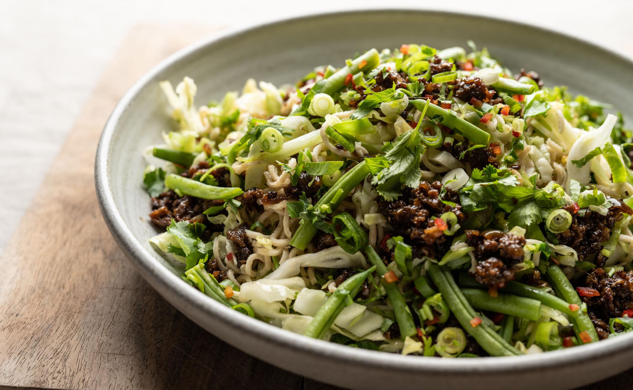 Nudelsalat med oksekød i hoisinsauce med spidskål, grønne bønner og koriander