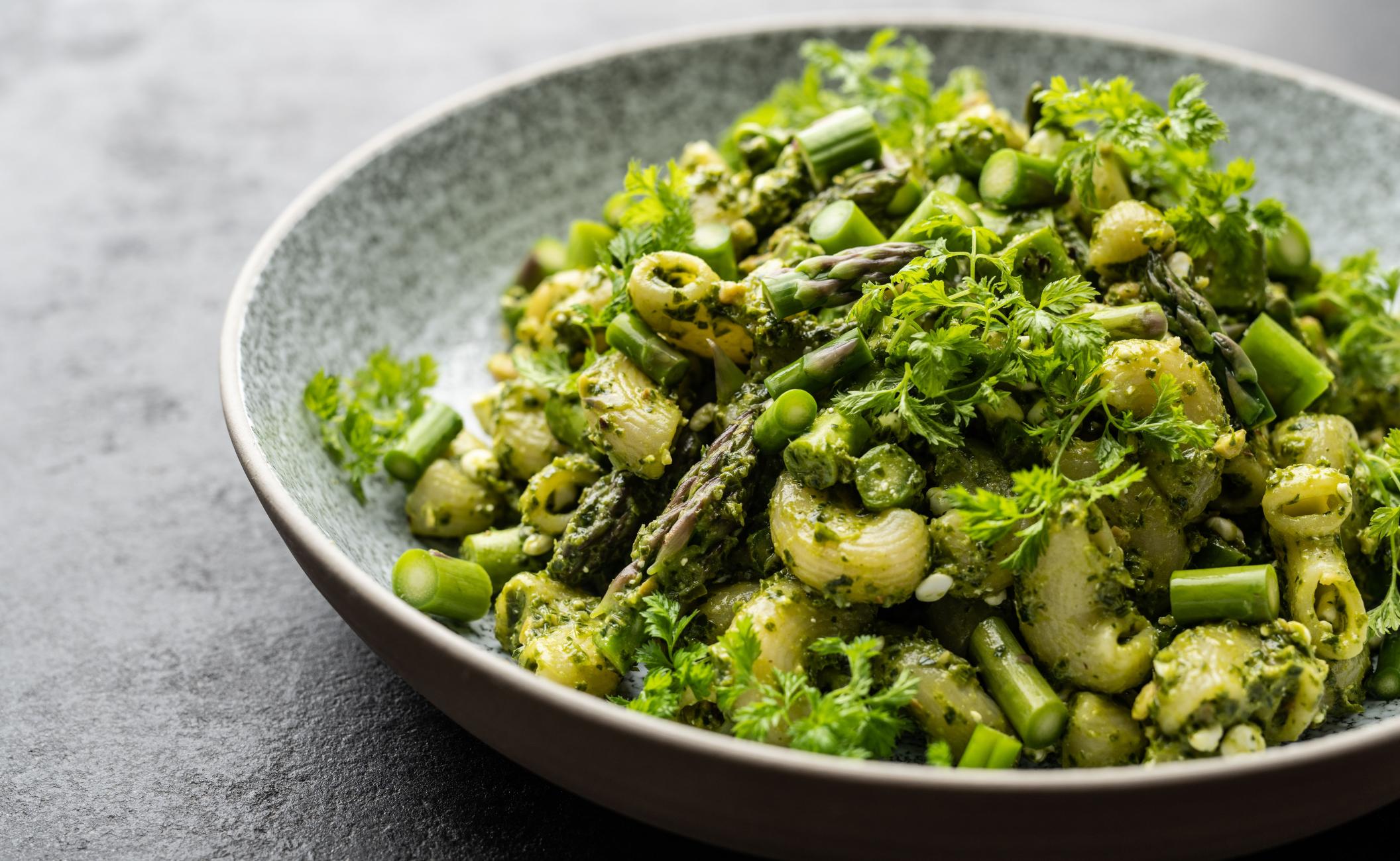 Pasta med asparges, hytteost og grøn salsa